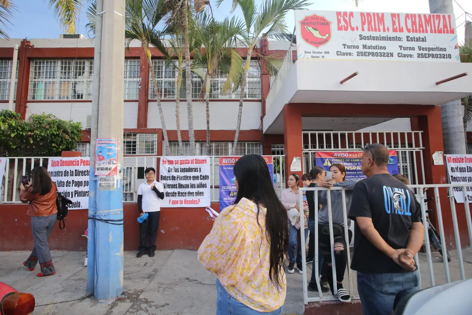 $!Padres de familia toman primaria en Mazatlán para exigir cambio de directora