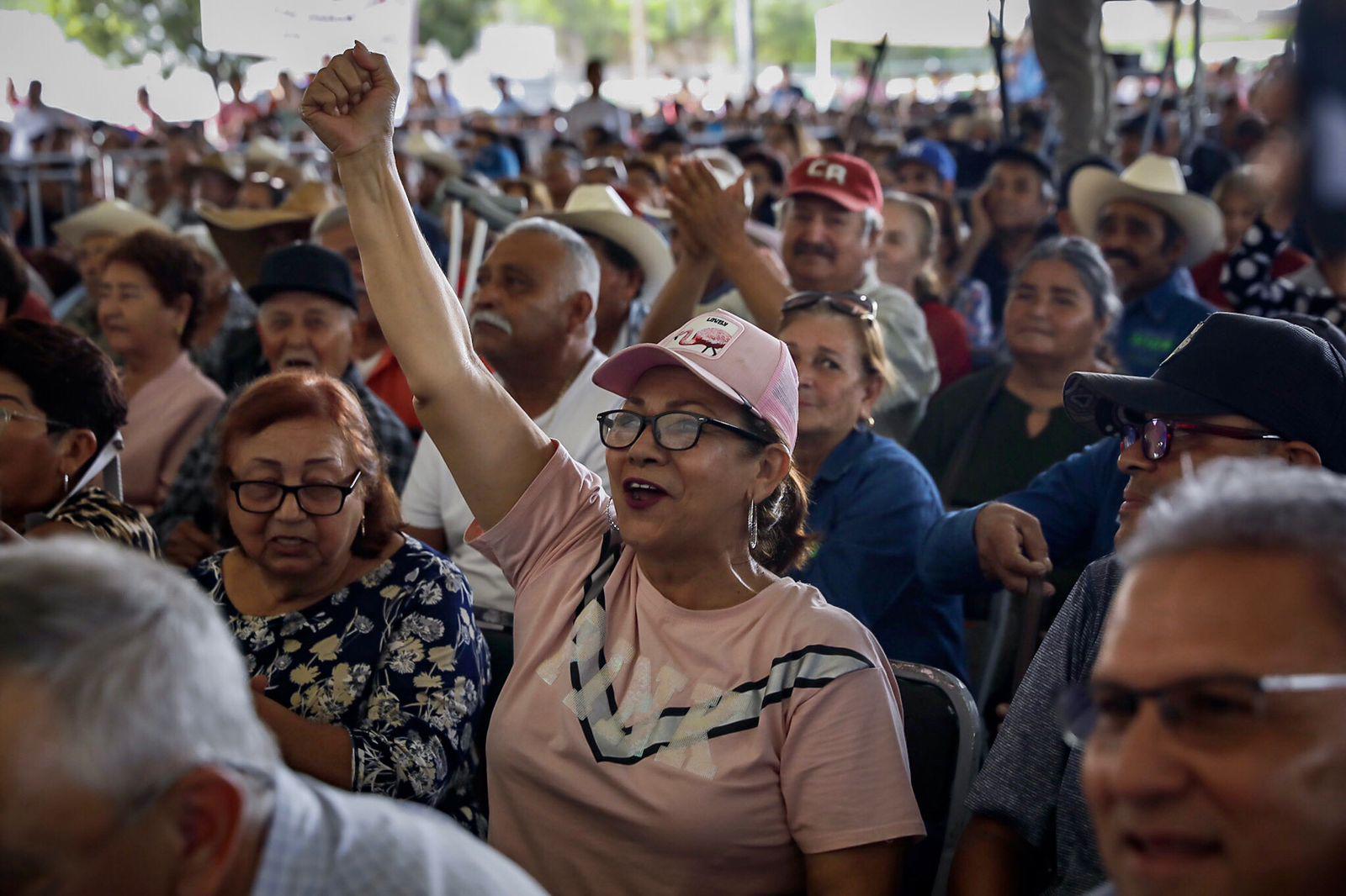 $!Viene bien ‘relevo generacional’, asegura AMLO en Badiraguato; arenga hablando de pensiones