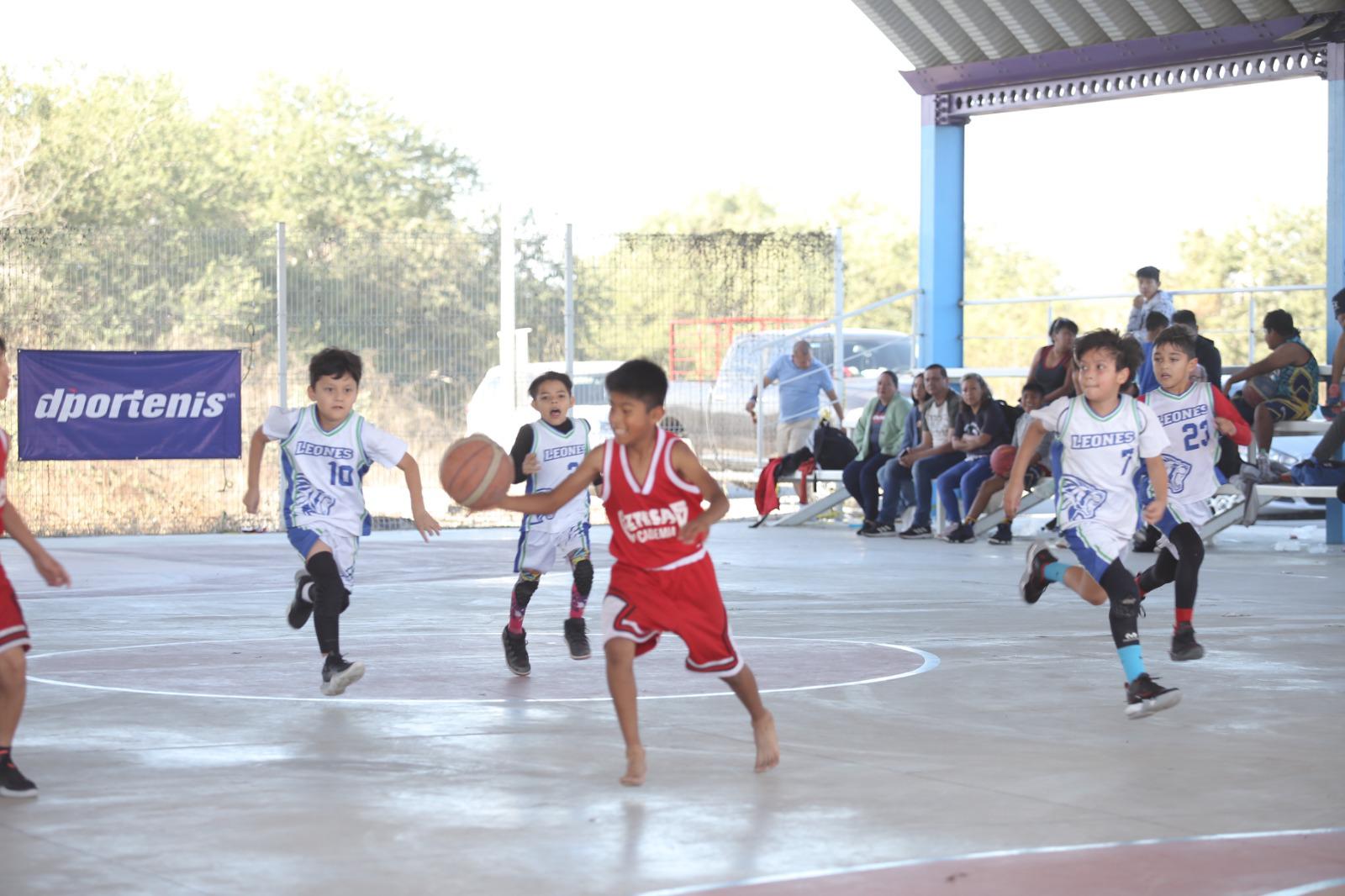 $!Castillo guía al título a Velociraptors en Cobama