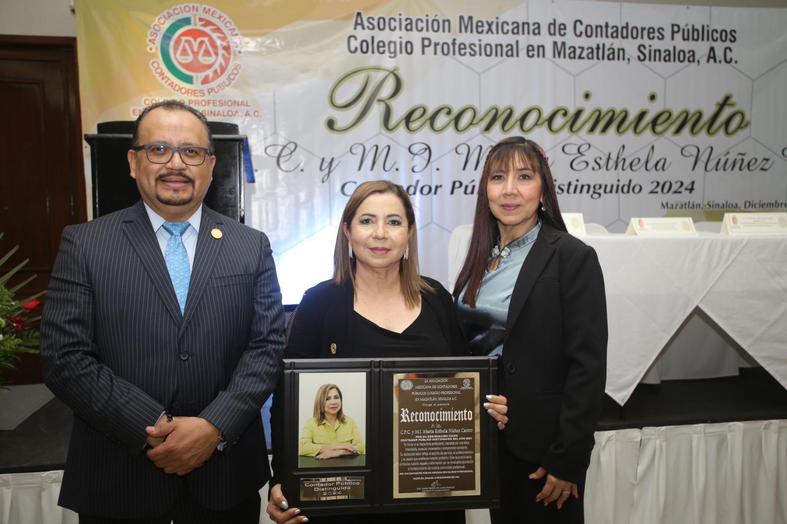 $!María Esthela entre Ricardo Javier Sánchez y María Teresa de Jesús De la Paz.