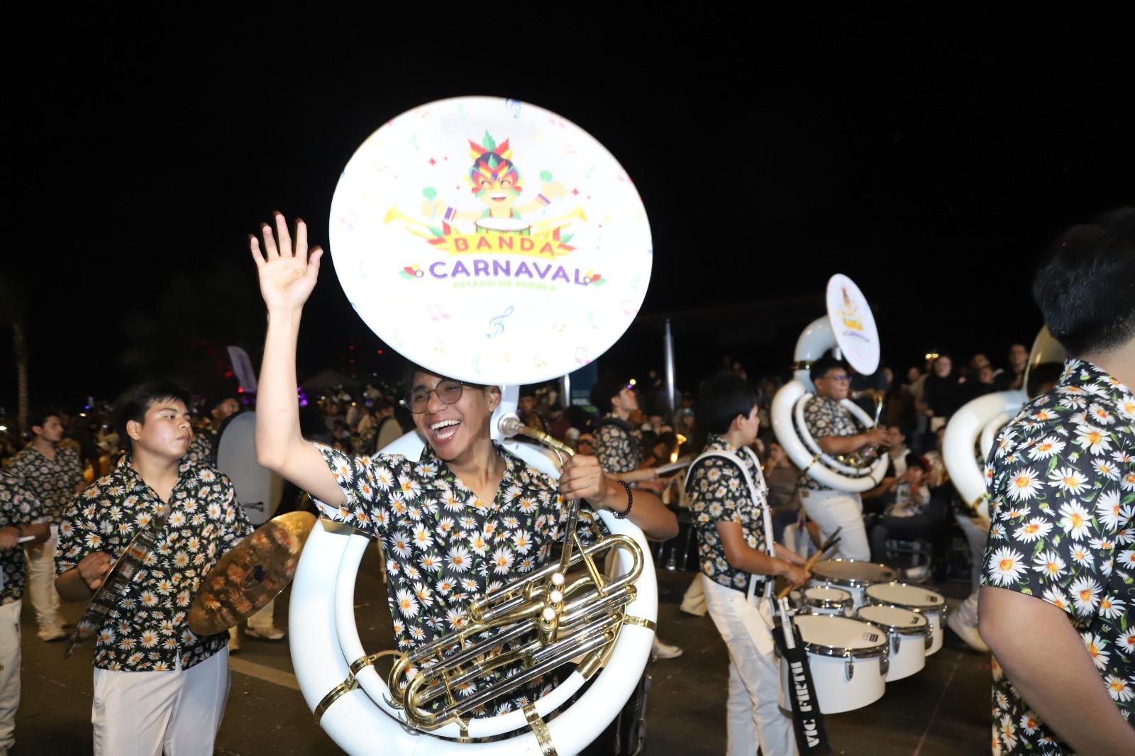 $!A ritmo de tambora se vivió el primer desfile del Carnaval de Mazatlán 2026
