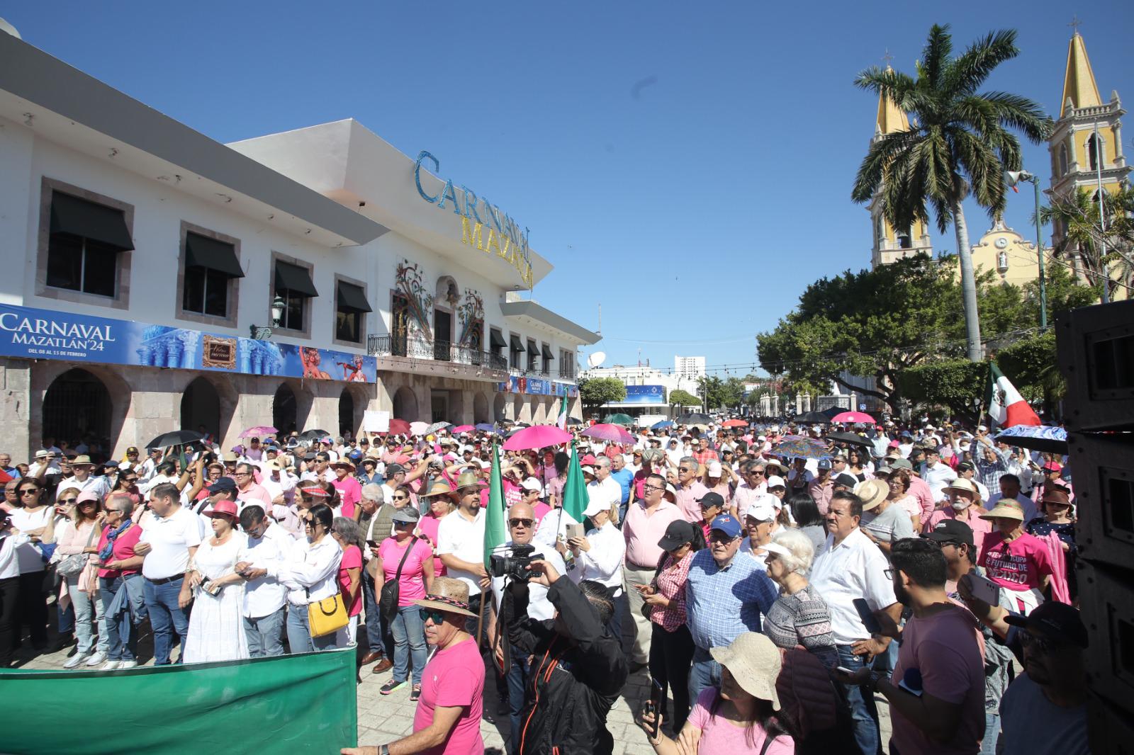 $!En Mazatlán piden elecciones libres y celebran mitin en la Plazuela República