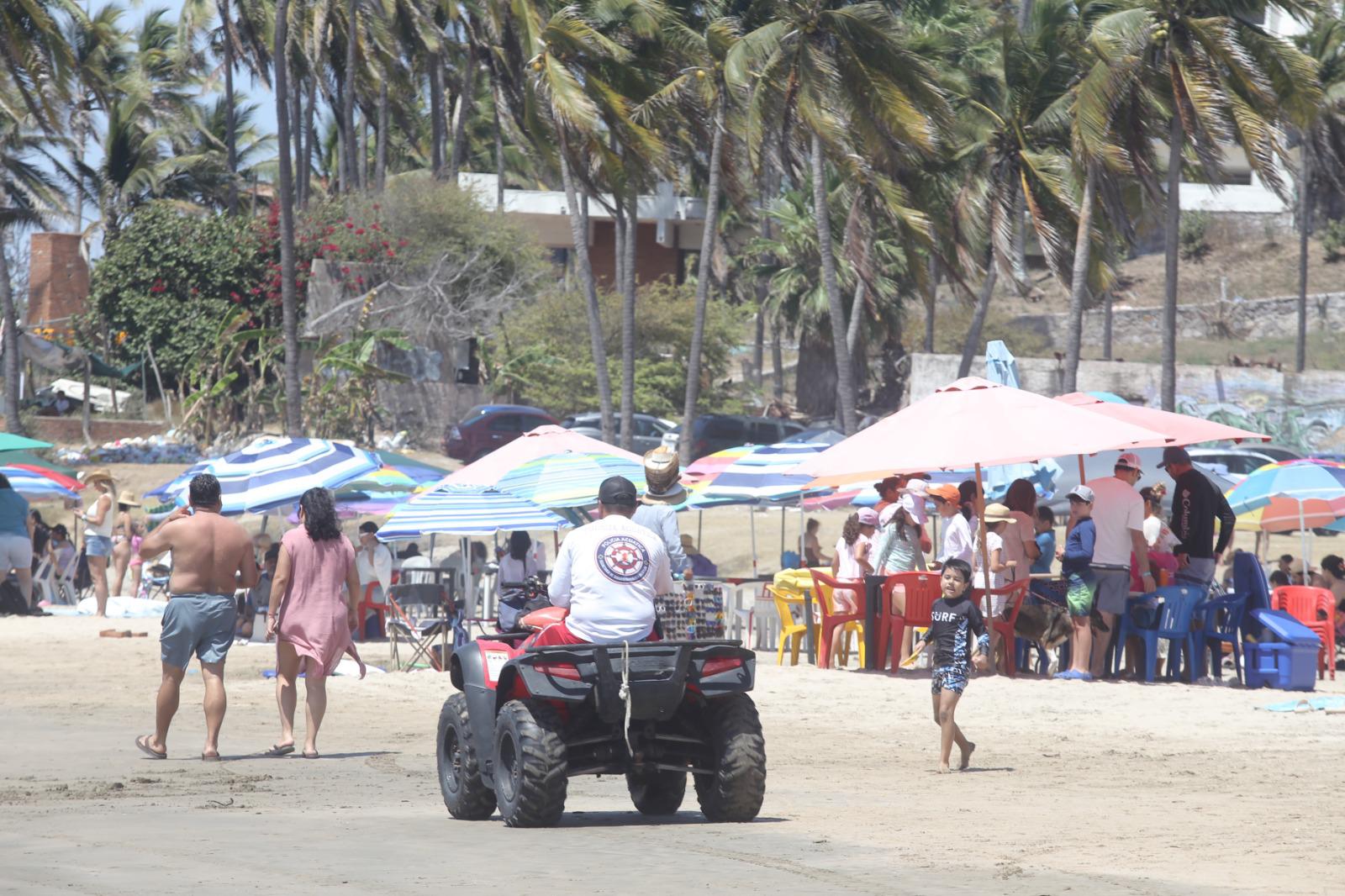 $!Se mantiene buena presencia de bañistas en las playas de Mazatlán