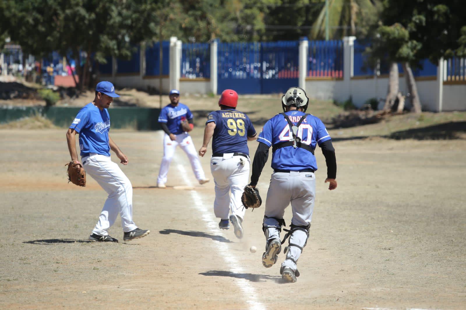 $!Se impone Hotel Playa sobre Académicos en la Liga de Beisbol Intersindical