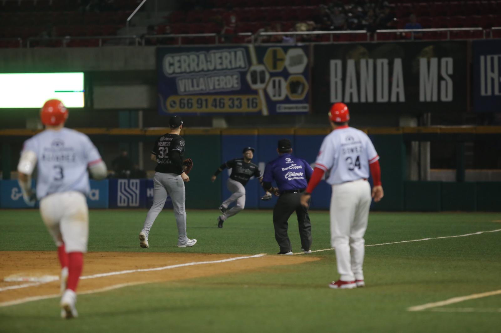 $!Tomateros sella la serie ante Venados en un tarde de doble juego en Mazatlán
