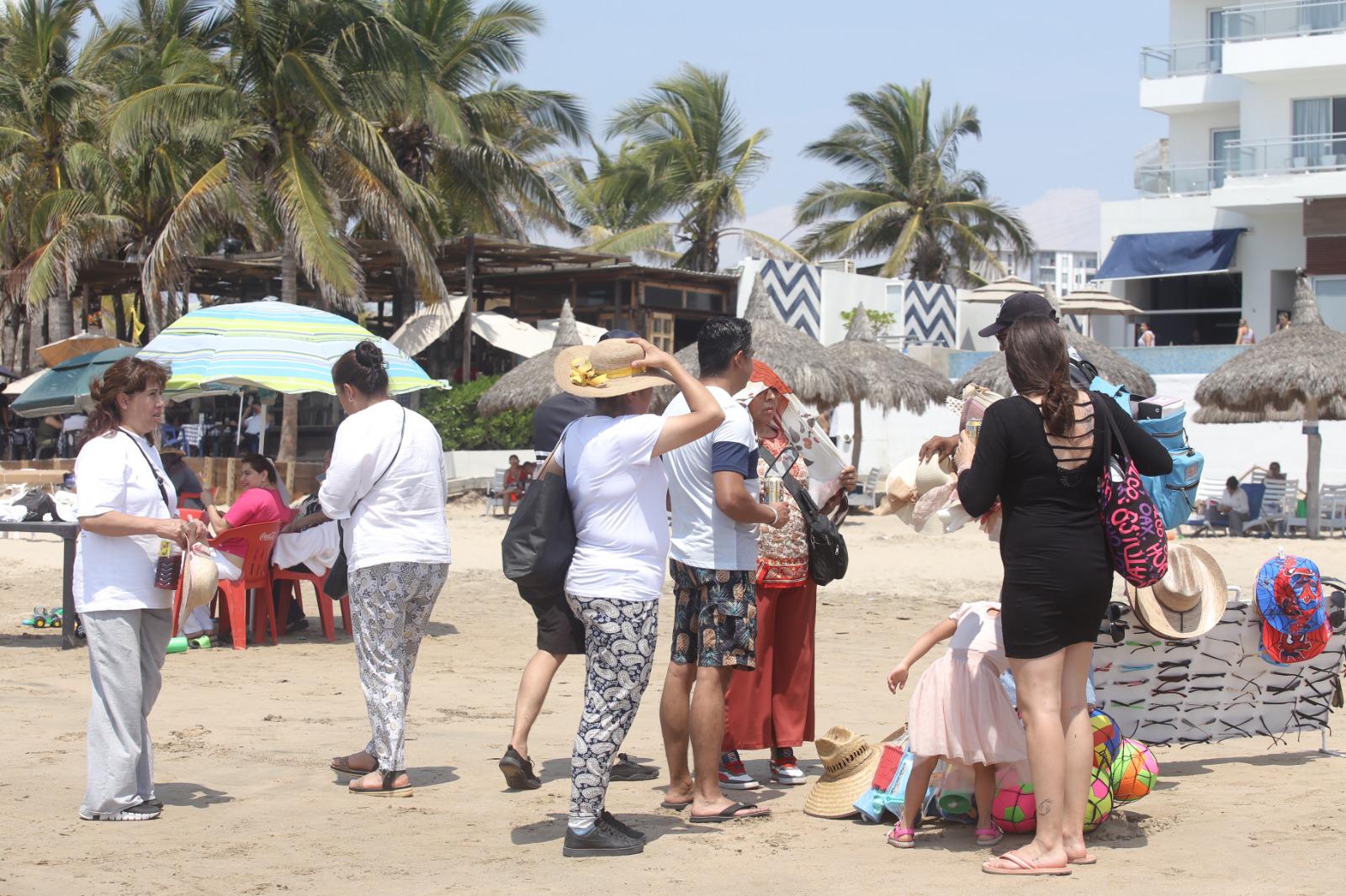$!Disfrutan cientos de personas de playas y atractivos de Mazatlán en este Domingo de Ramos