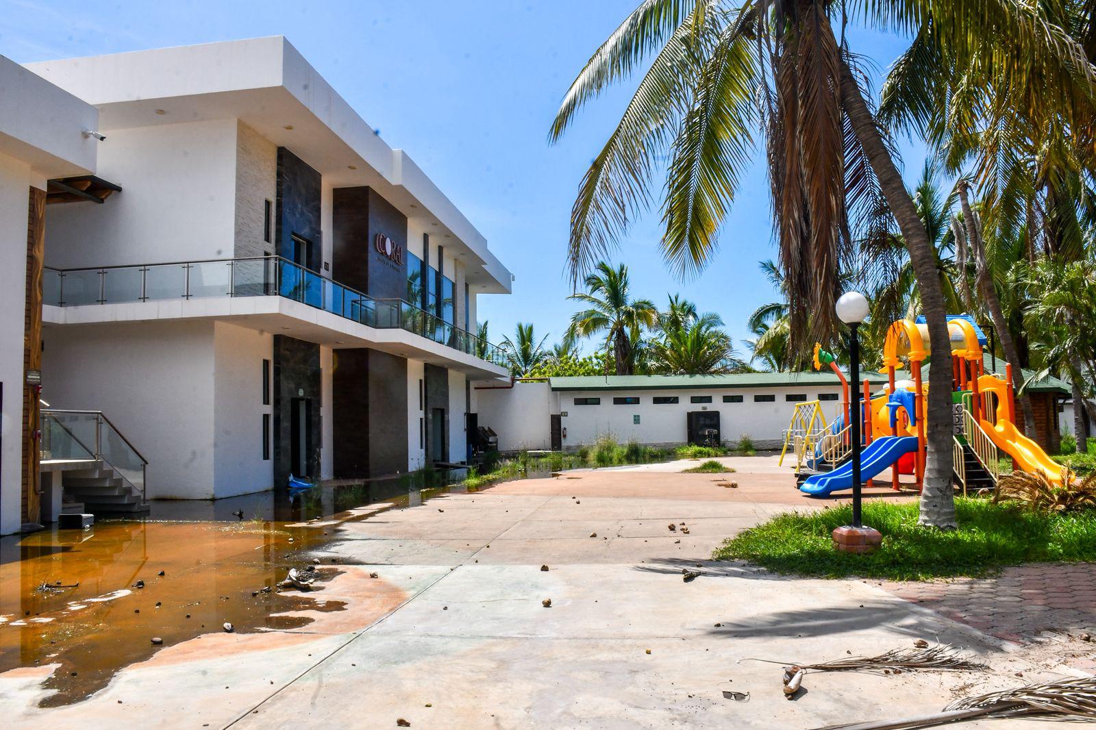 $!Los estragos del ataque armado en Altata: base sindical baleada y un hotel devastado por las llamas