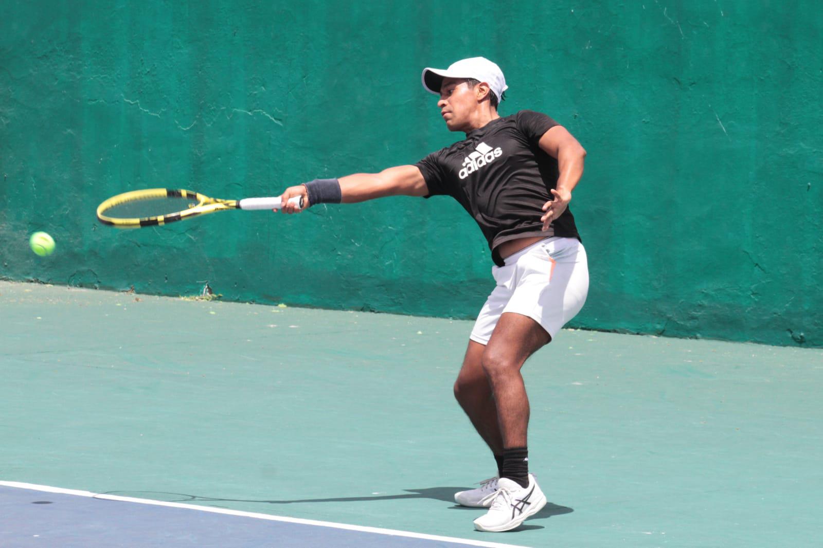 $!Mariano Hinojos sigue incontenible en el Torneo de Tenis Nancy Grimes de Semana Santa