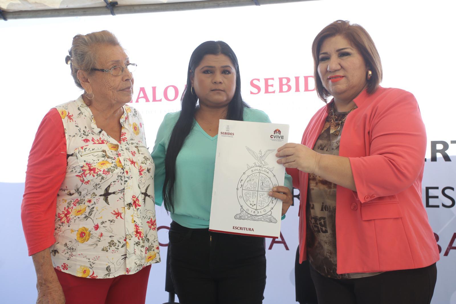 $!Entregan 104 escrituras en colonia Labastida Ochoa en Mazatlán