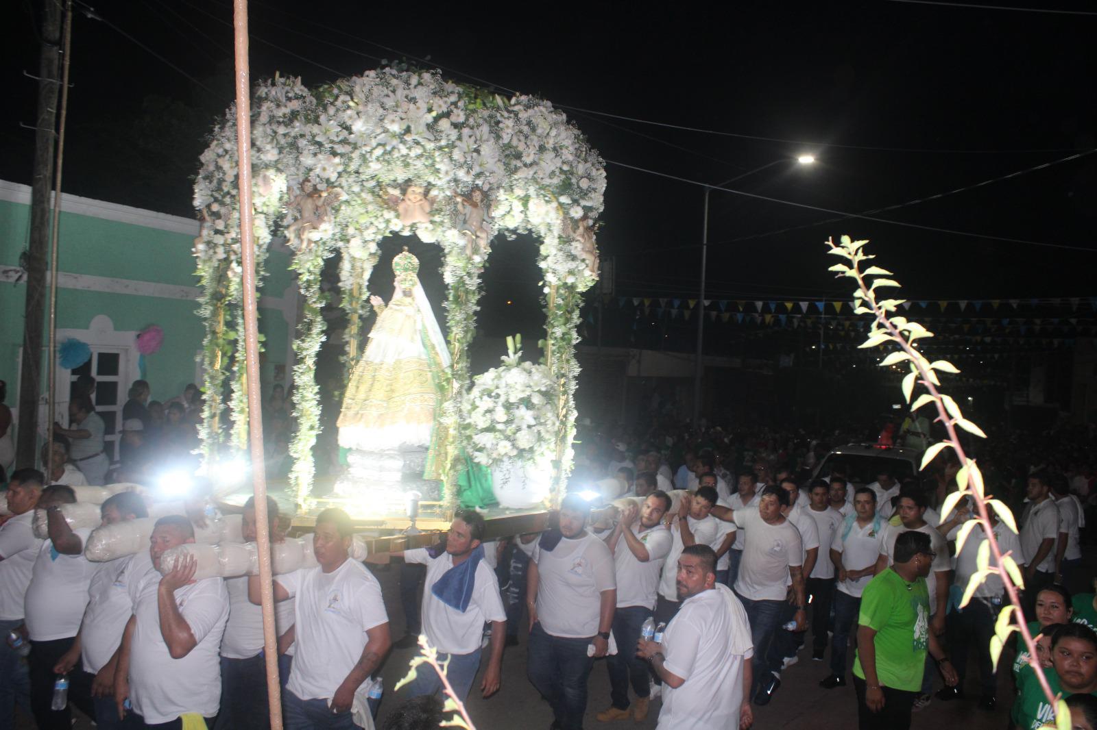 $!Intenso calor aviva fervor en feligreses durante la edición 294 de la solemnidad de la Virgen del Rosario
