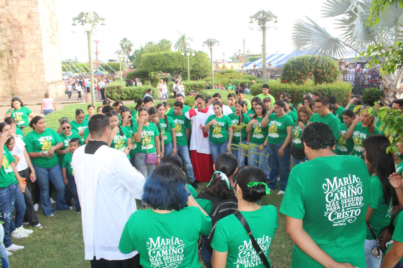 $!Realizan titánica labor cargadores y valla de jóvenes durante romería en la virgen del Rosario