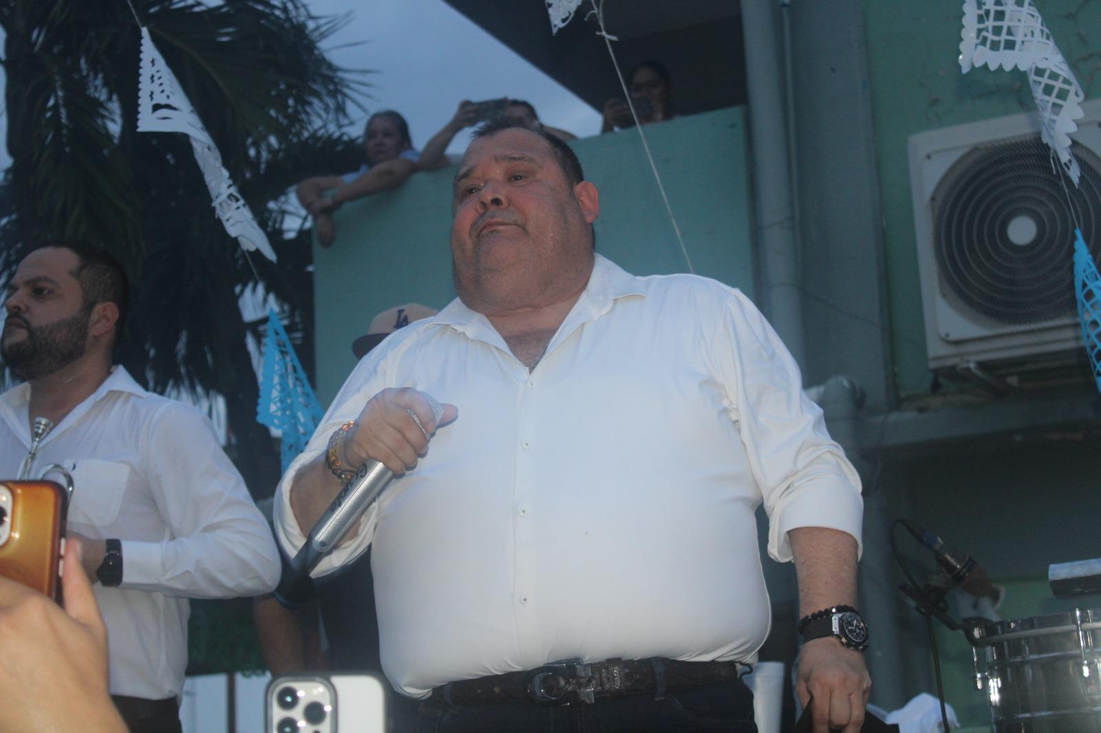 $!Le canta por primera vez ‘El Coyote’ a la Virgen del Rosario