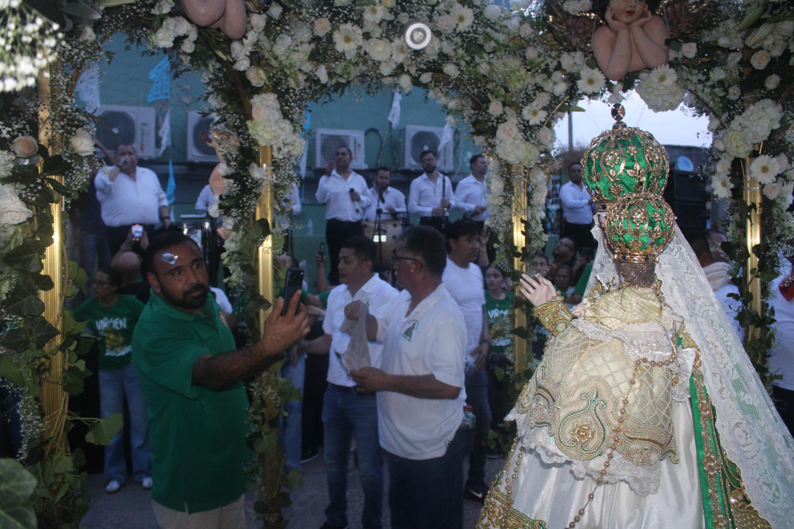 $!Le canta por primera vez ‘El Coyote’ a la Virgen del Rosario