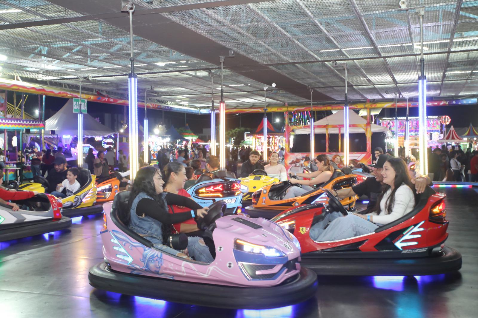 $!Disfrutan mazatlecos de una noche de diversión en el último día de la Expoferia Canaco 2025