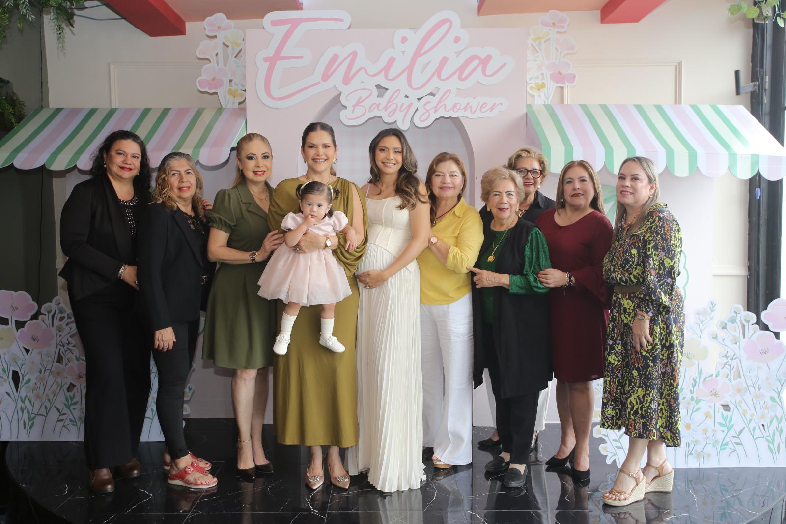 $!Ámbar Marbella entre algunas de sus invitadas.