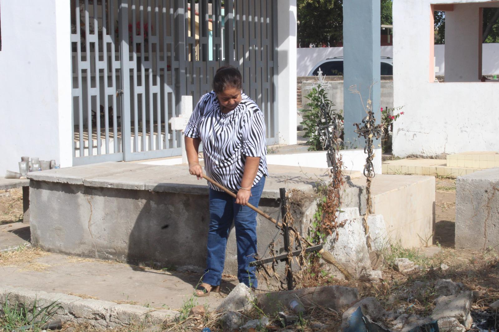 $!Entre flores, plegarias y veladoras, familias visitan a las mamás de Rosario que están en el cielo
