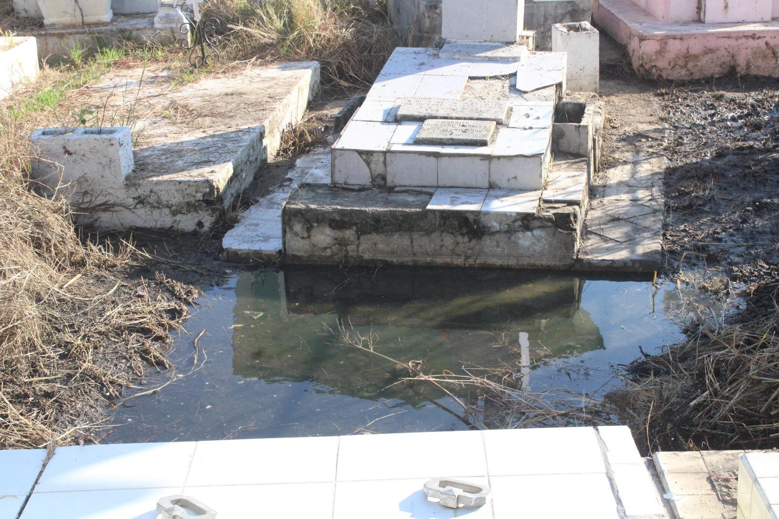 $!‘Brotan’ quejas sobre limpieza y seguridad en panteón municipal de Rosario