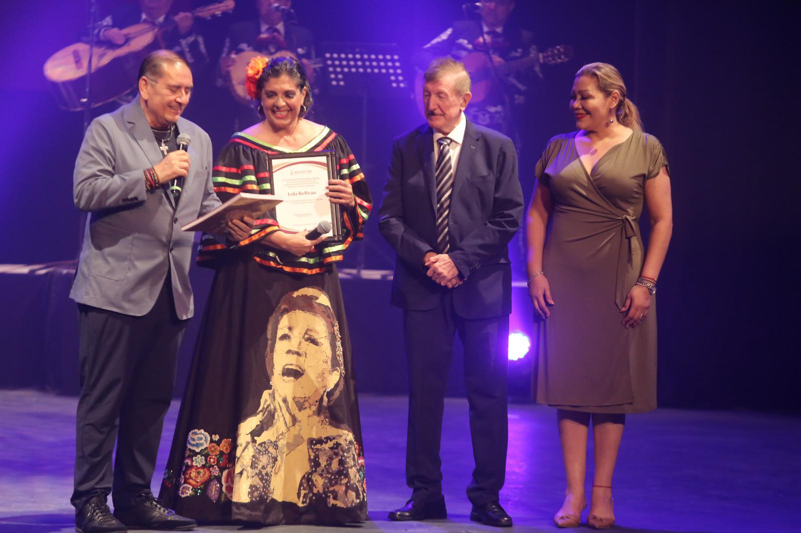 $!Óscar García entregó un reconocimiento y un libro a María Elena Leal en honor al legado de Lola Beltrán.