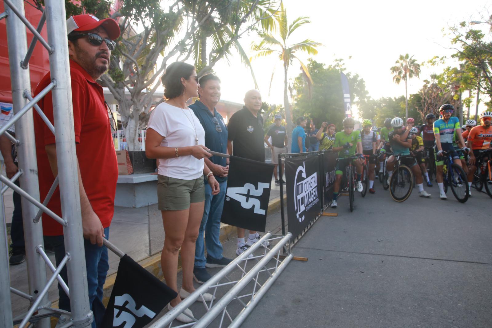 $!Parten ciclistas a conquistar la cumbre de Santa Rita