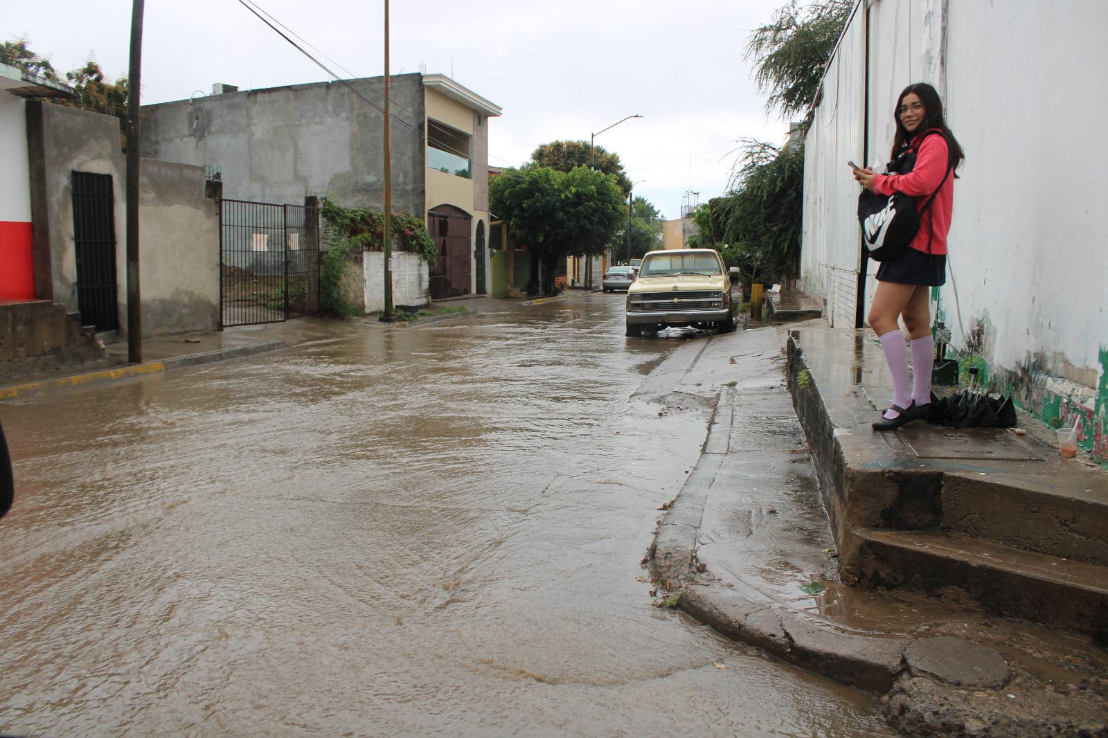 $!Sacan abrigos e impermeables tras las lluvias en Rosario