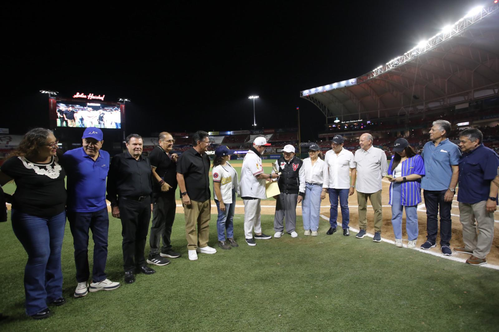 $!Recibe empresario Leovi Carranza Premio Orgullo Mazatlán 2025