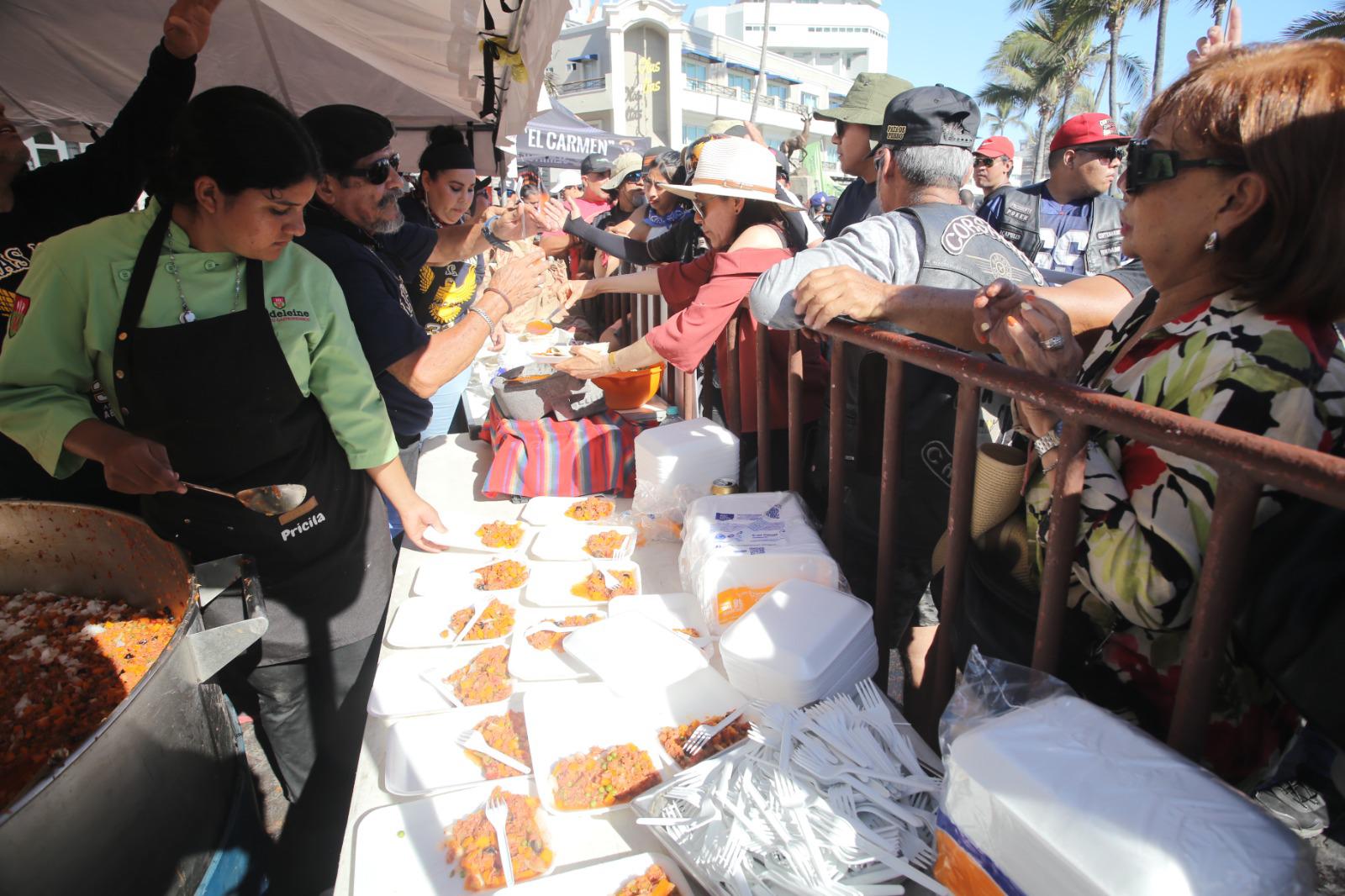 $!Degustan más de 5 mil personas el tradicional marlin al chipotle del Motoclub Olas Altas