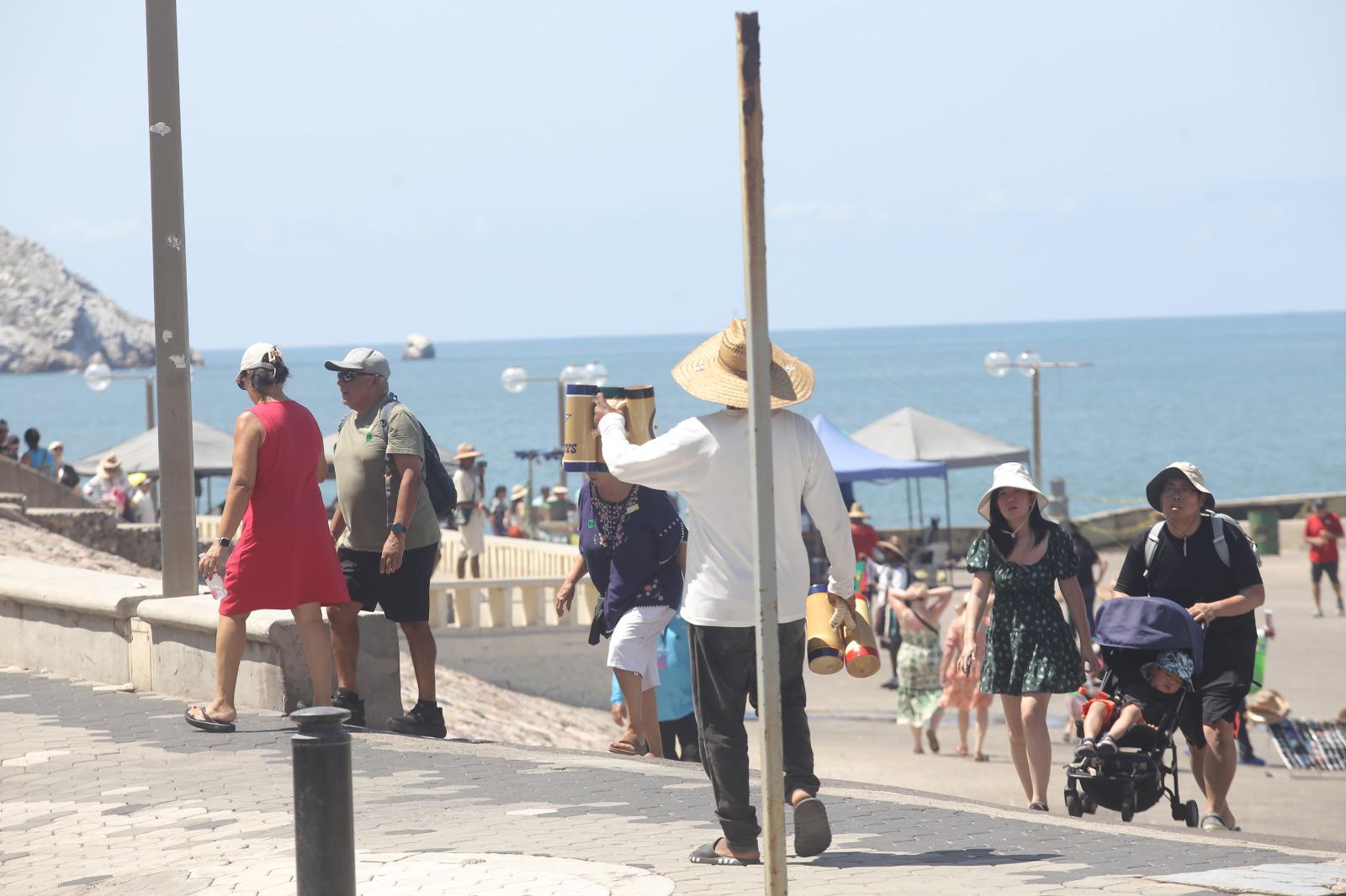 $!Disfrutan cruceristas atractivos de Mazatlán durante visita del Navigator Of The Seas