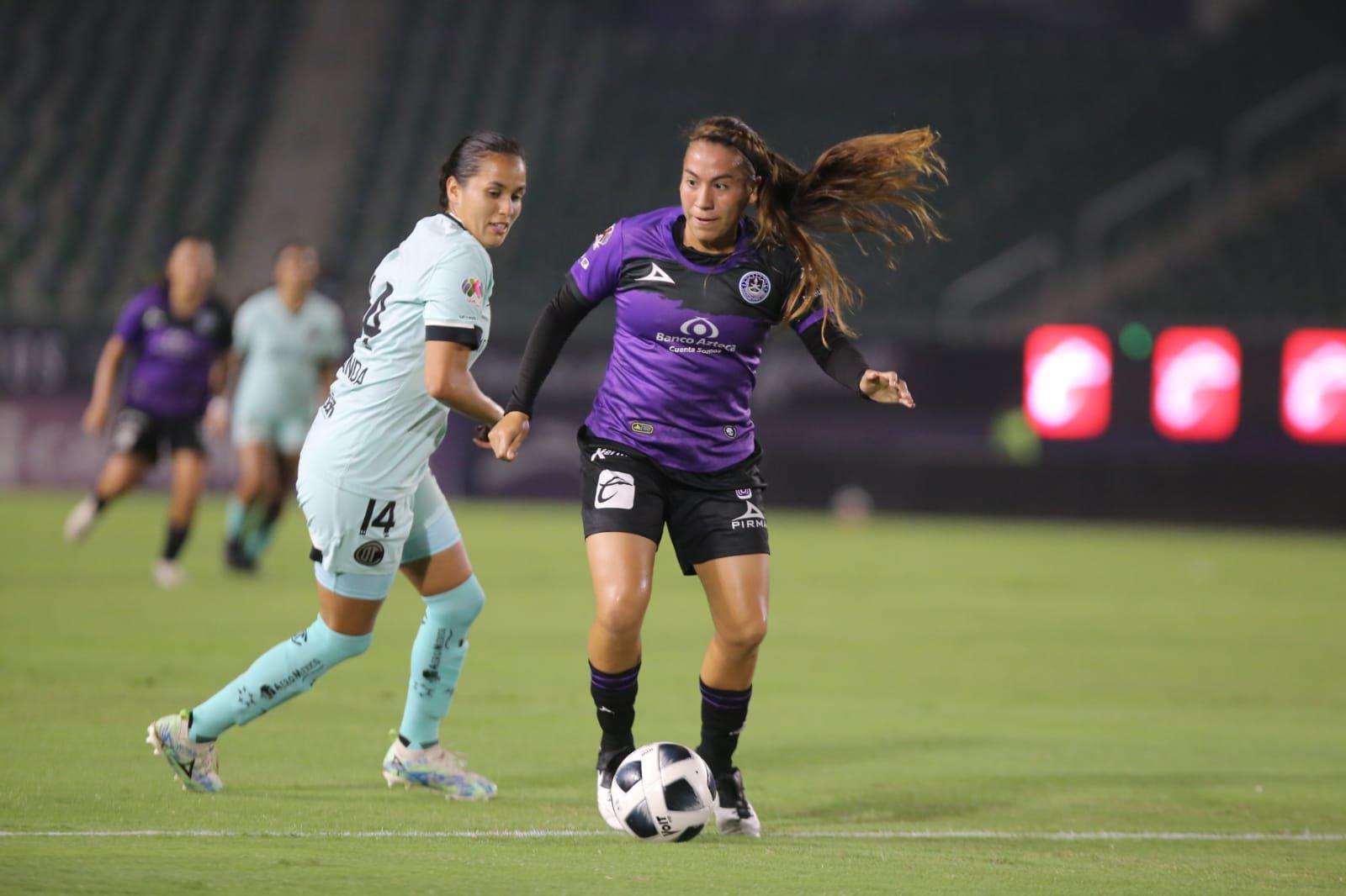 $!Mazatlán Femenil ‘da las gracias’ a su director técnico, Miguel Hernández