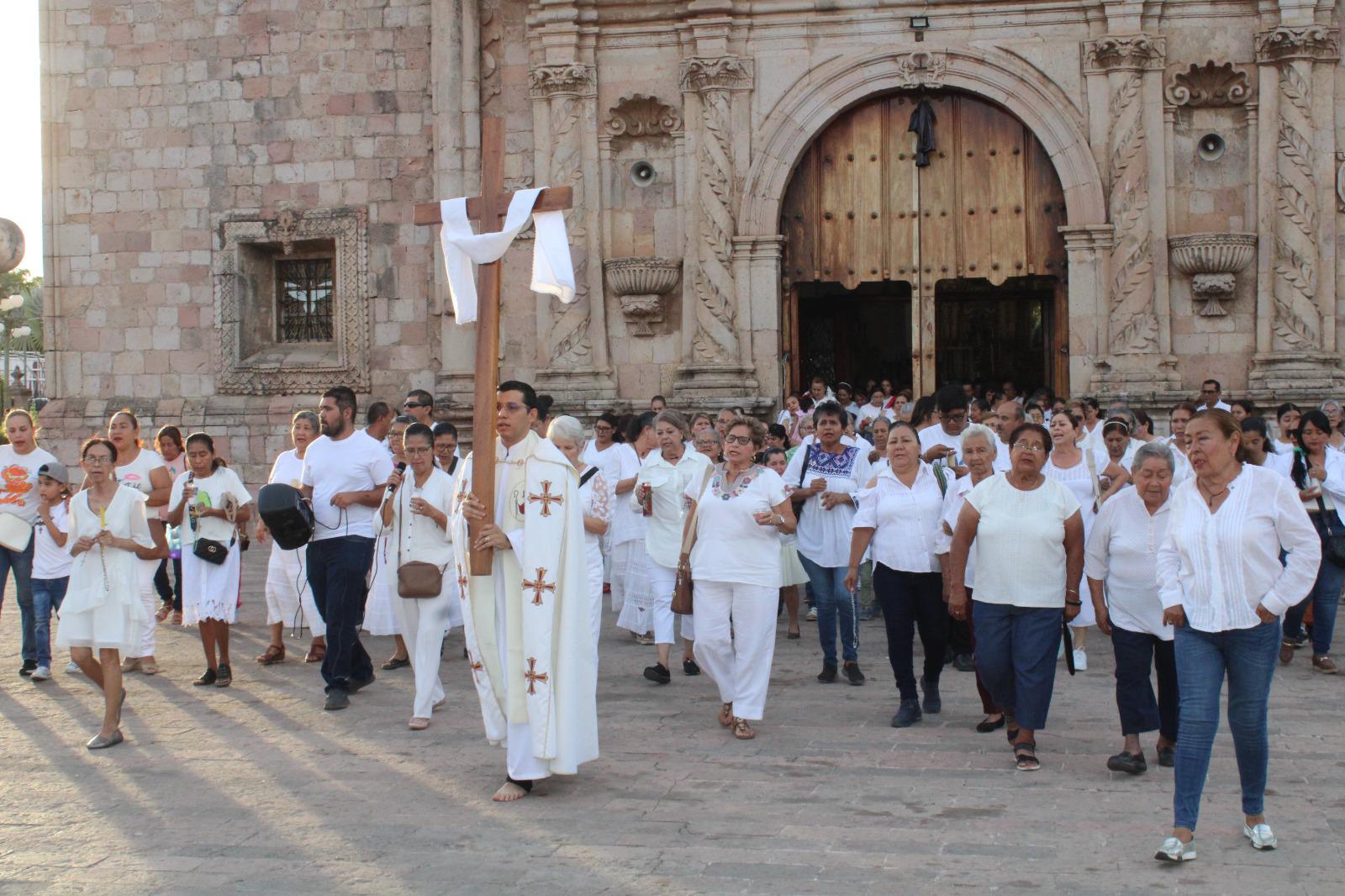 $!Marchan en Rosario y rezan por la paz de Sinaloa frente al Palacio Municipal