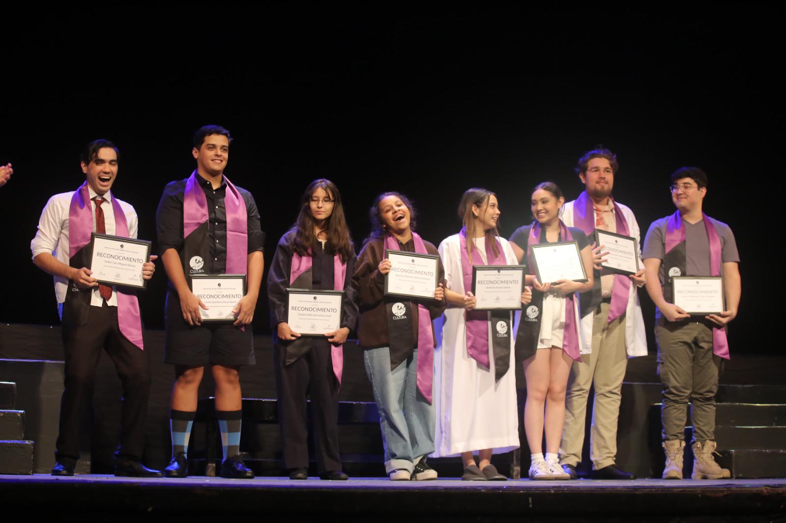 $!Los jóvenes actores con sus diplomas de egresados.