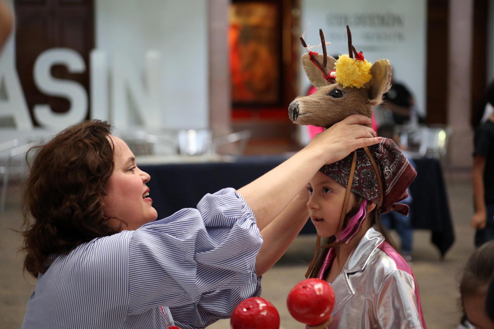 $!Georgina Martínez compartió con los niños sus instrumentos tradicionales.