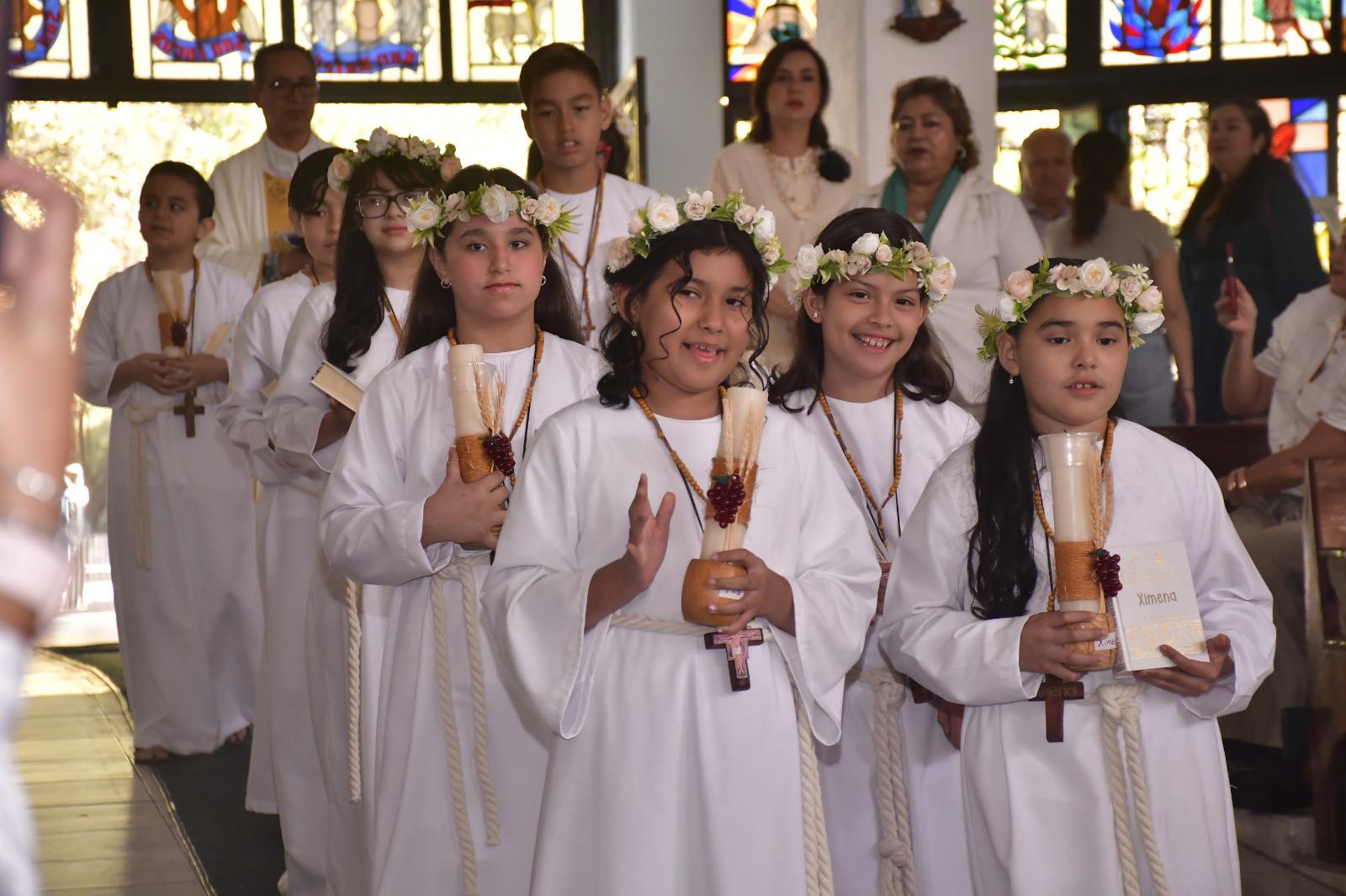 $!Los pequeños con atuendo de pastorcitos se presentaron ante el altar para hacer su primera comunión.
