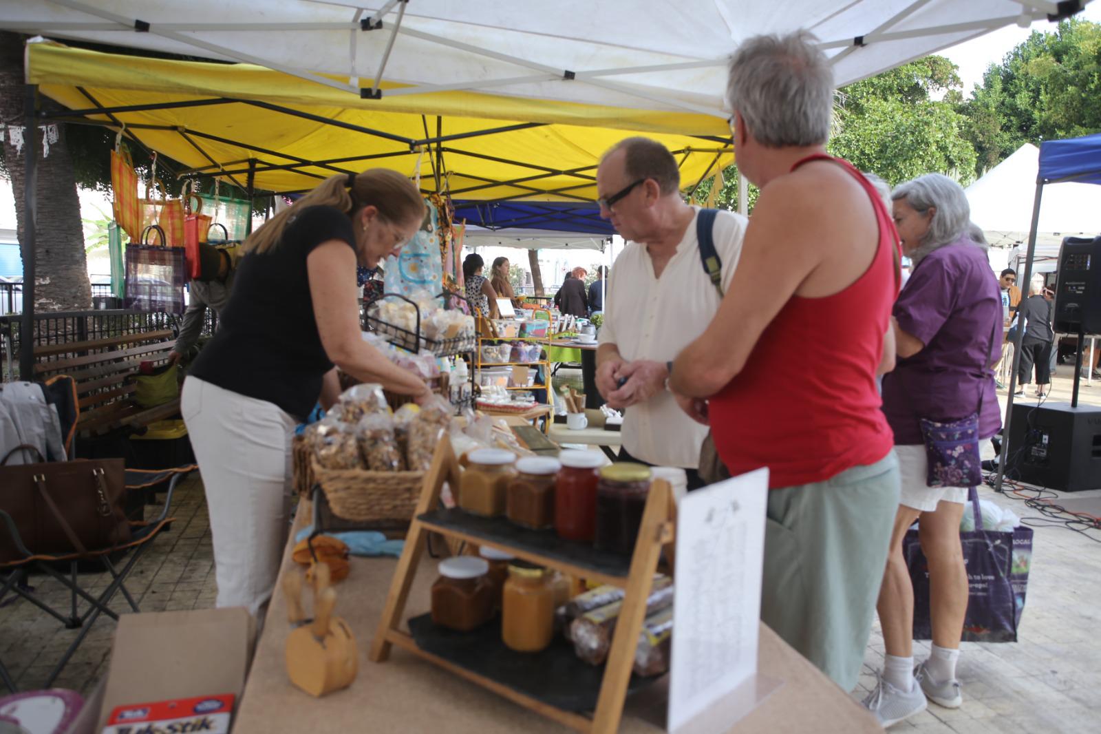 $!Entre compras saludables y rock clásico, el Mercado Orgánico de Mazatlán registra una concurrida jornada