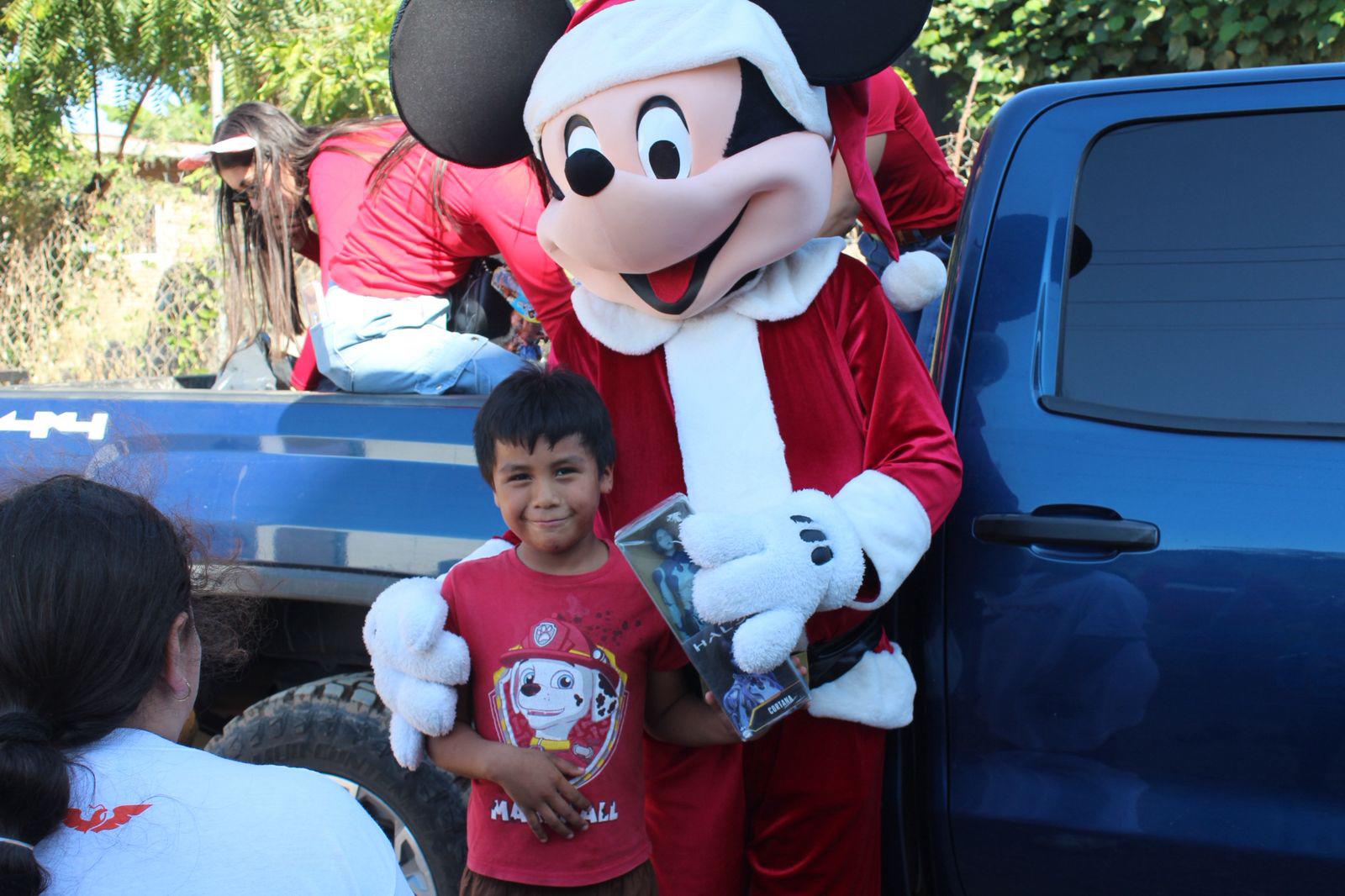 $!Alumnos de CESUR realizan entrega de juguetes a niños de colonia de El Rosario