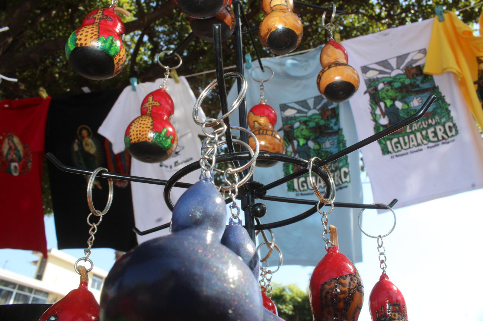 $!Juan de Dios crea artesanías que capturan la belleza de Rosario