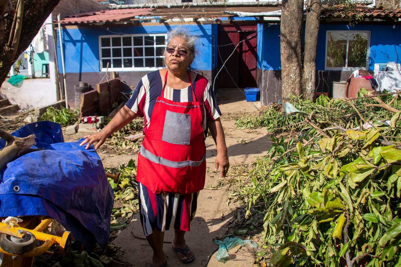 $!El momento en que una habitante narra cómo el huracán Oti se llevó el techo de su casa, que está a sus espaldas.