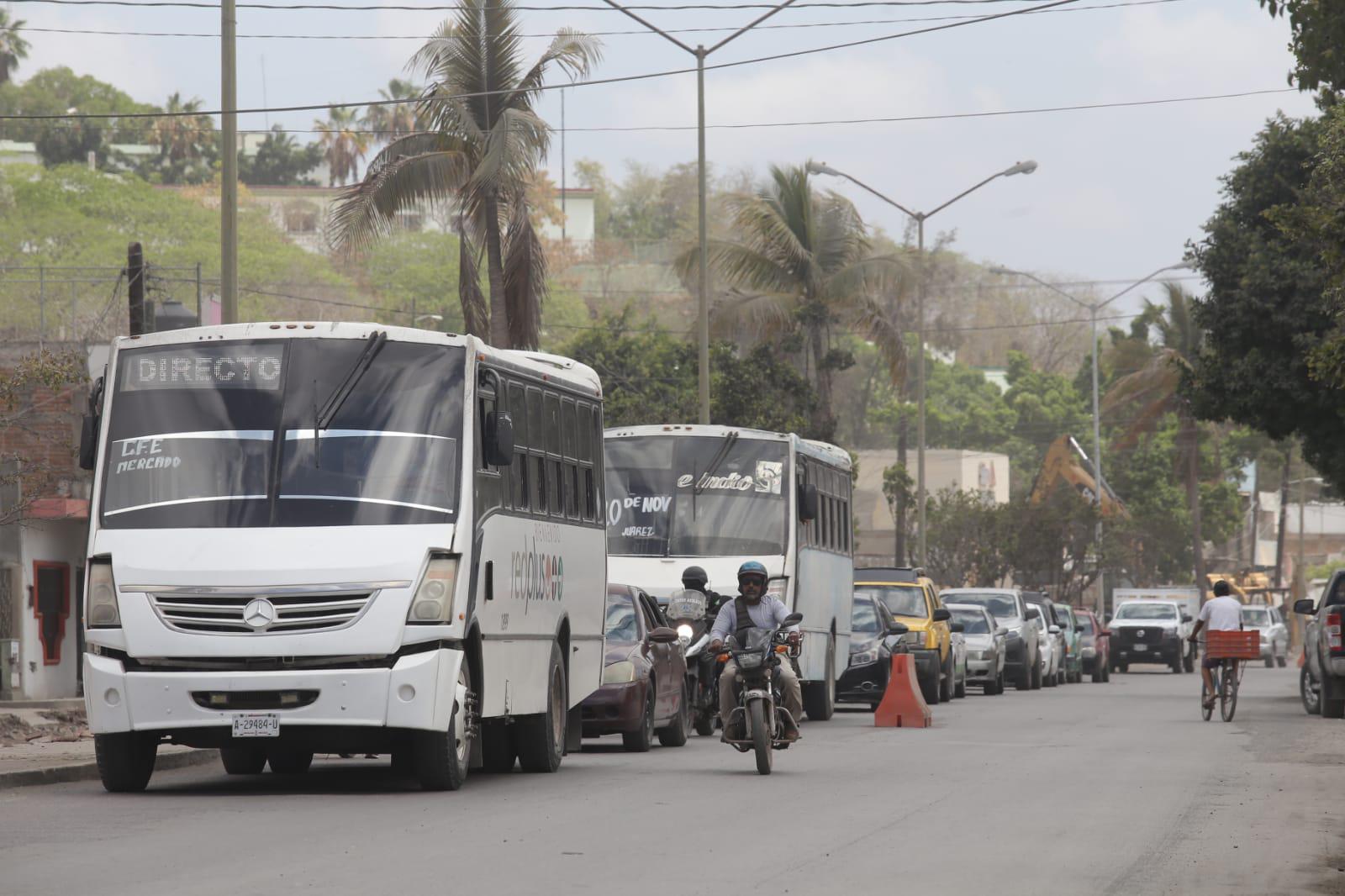 $!Se ahorcan vialidades en Mazatlán por el tráfico que genera cierre parcial de la Gabriel Leyva