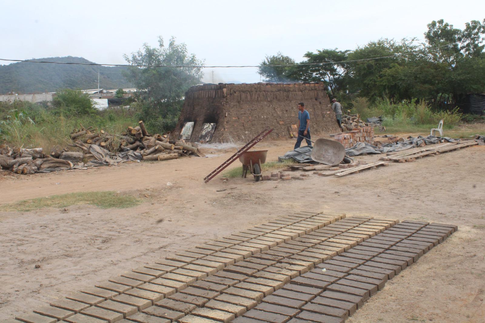 $!Víctor mantiene el oficio de hacer ladrillos en Rosario que le heredaron padre y abuelo