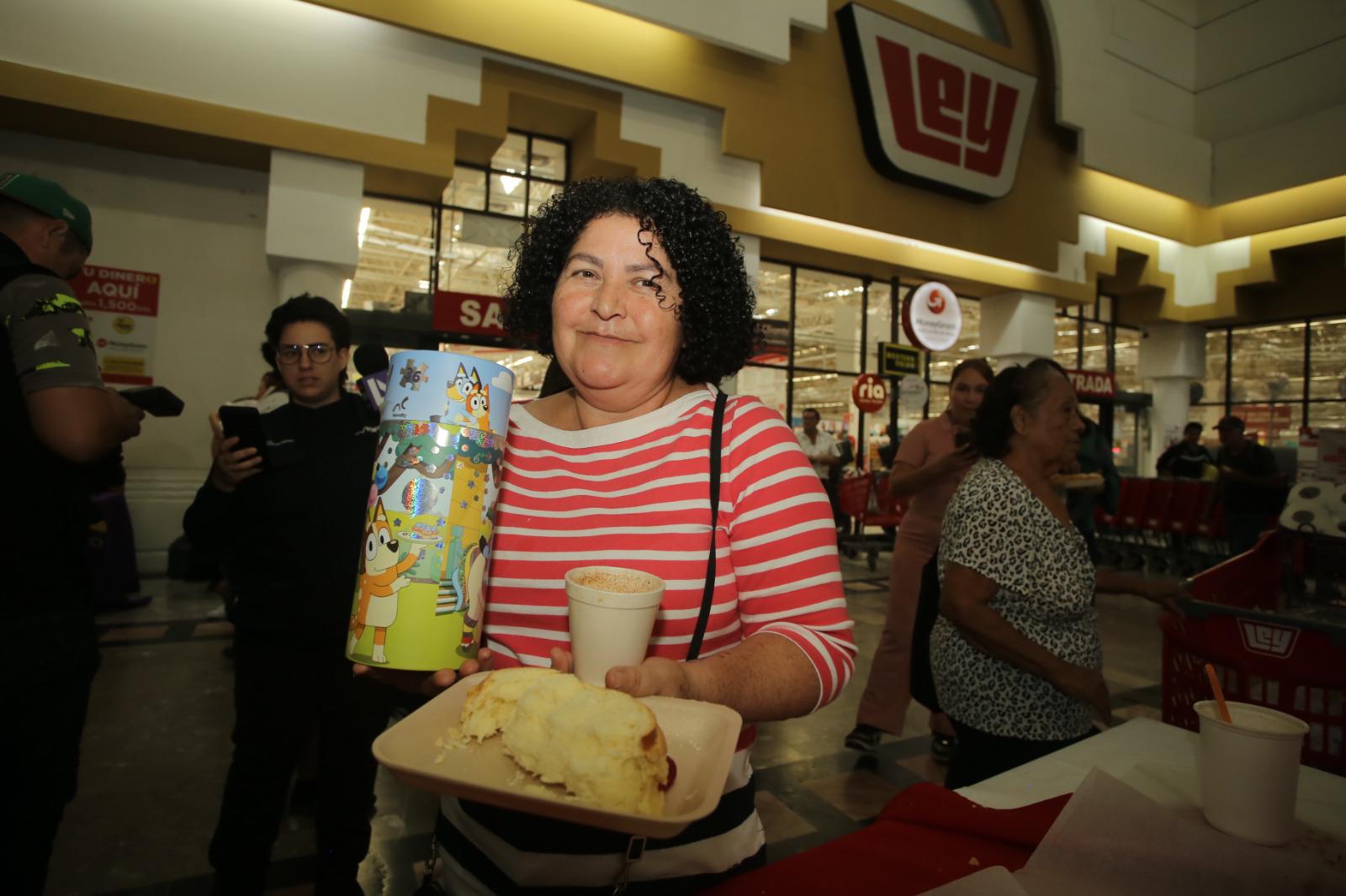 $!Casa Ley del Mar endulzó a sus clientes con mega rosca y chocolate, en el Día de Reyes
