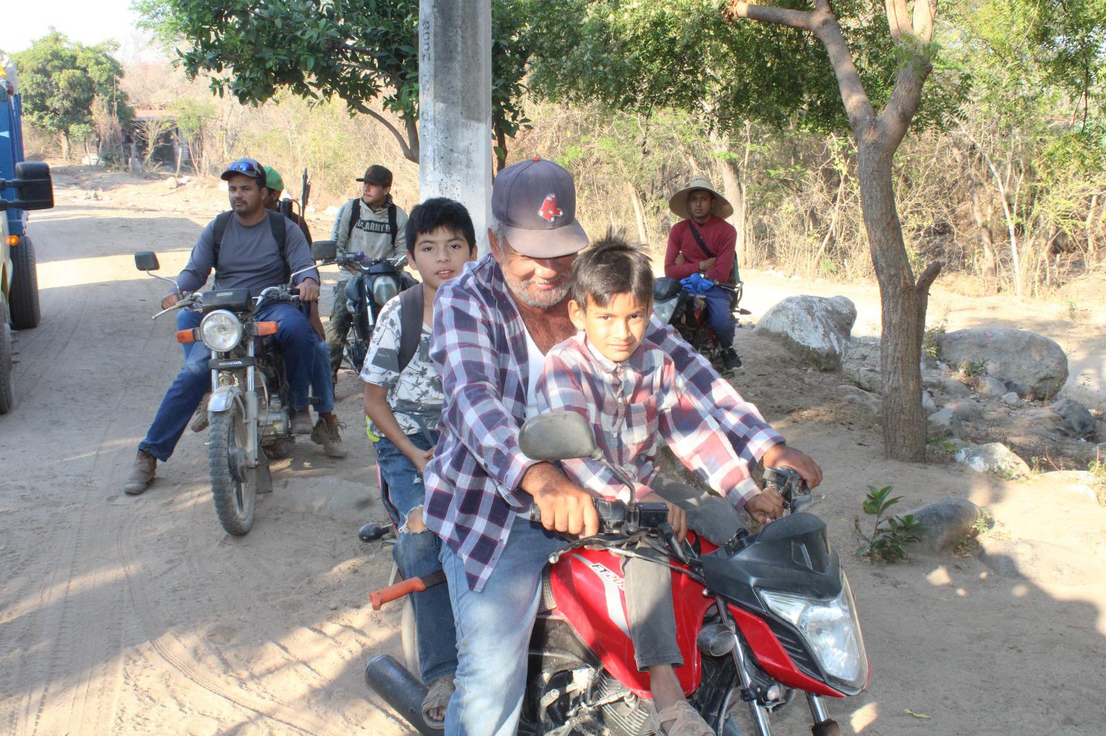 $!Roberto y sus hijos acuden como voluntarios a combatir incendio forestal en Rosario