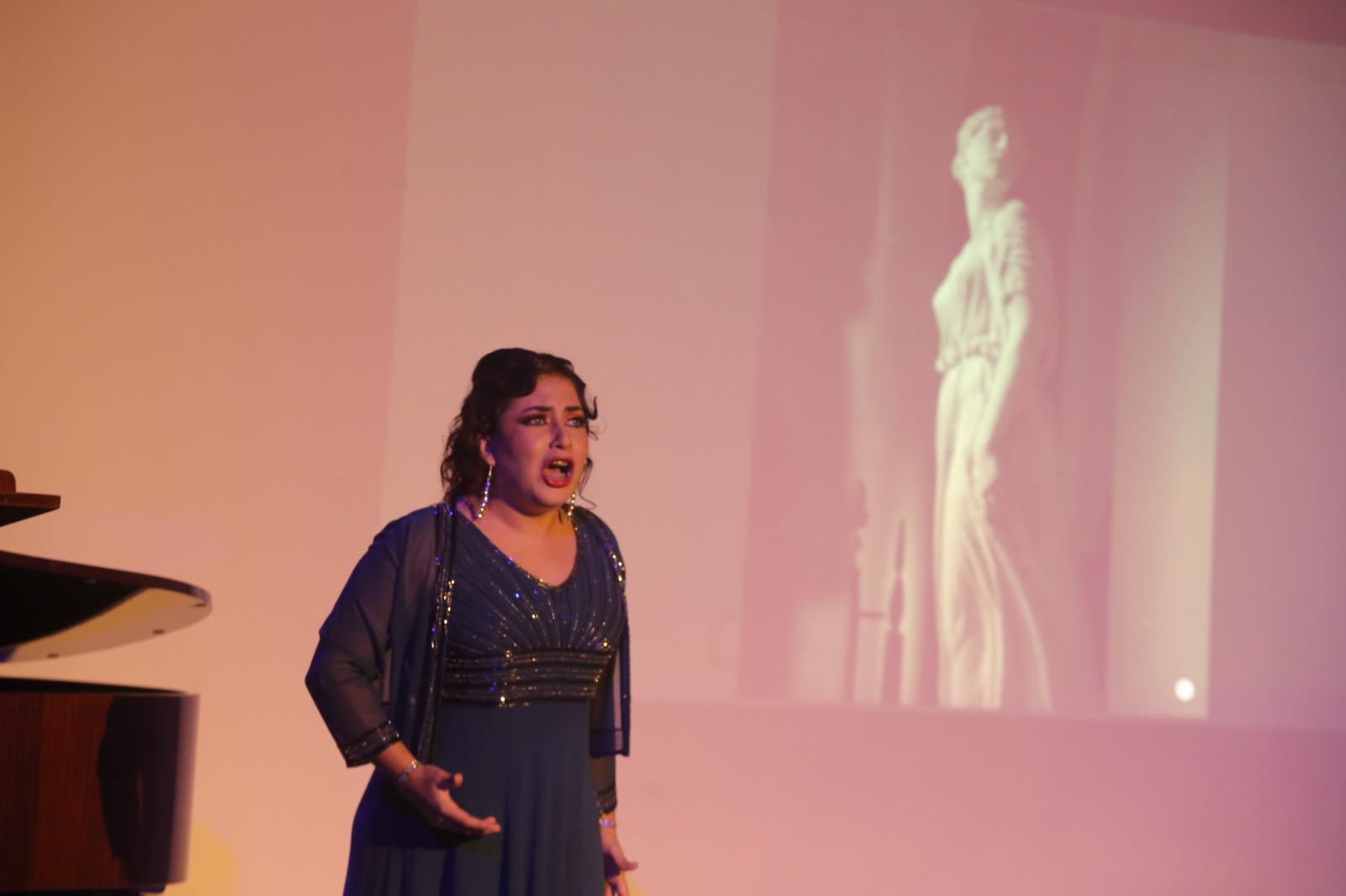 $!La intensidad de su interpretación y su potente voz retumbó en el recinto cultural de la Heriberto Frías.