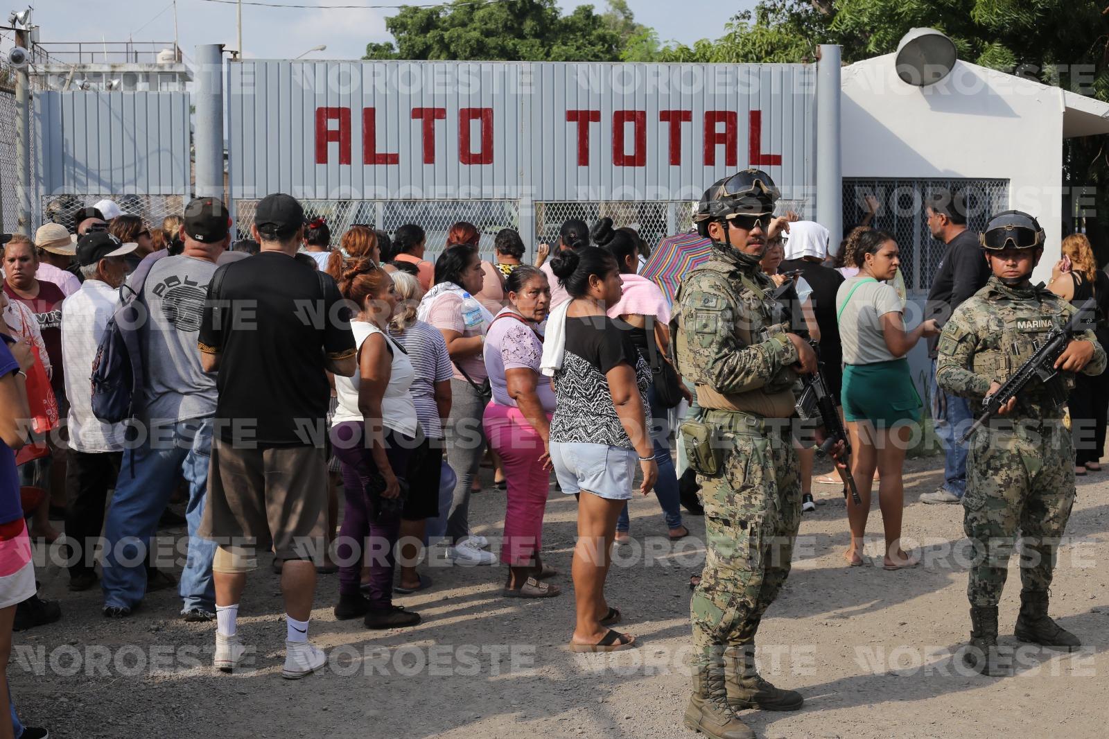 $!Irrumpen familiares en el Penal de Mazatlán ante falta de información sobre víctimas de riña