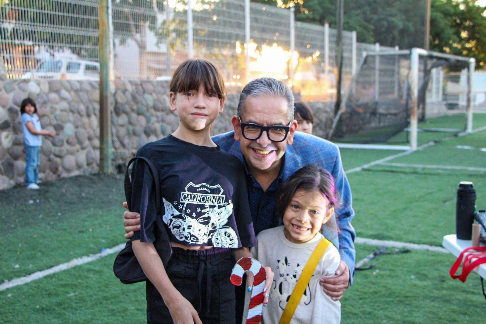 $!Pequeños posaron para la foto junto con el actor de doblaje Rafael Sigler.