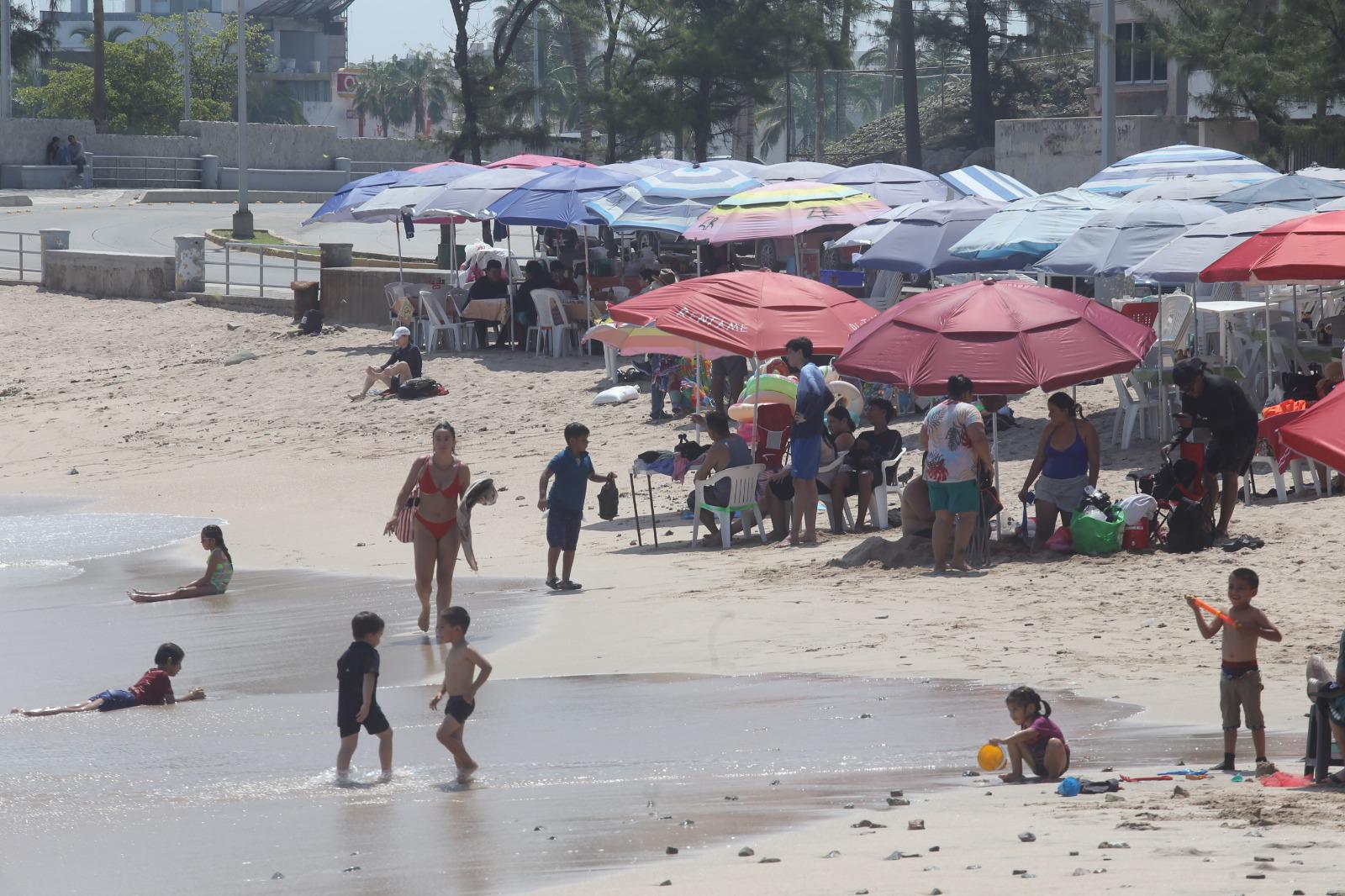 $!Persisten basura y negocios en Playa Pinitos pese a operativo de reordenamiento