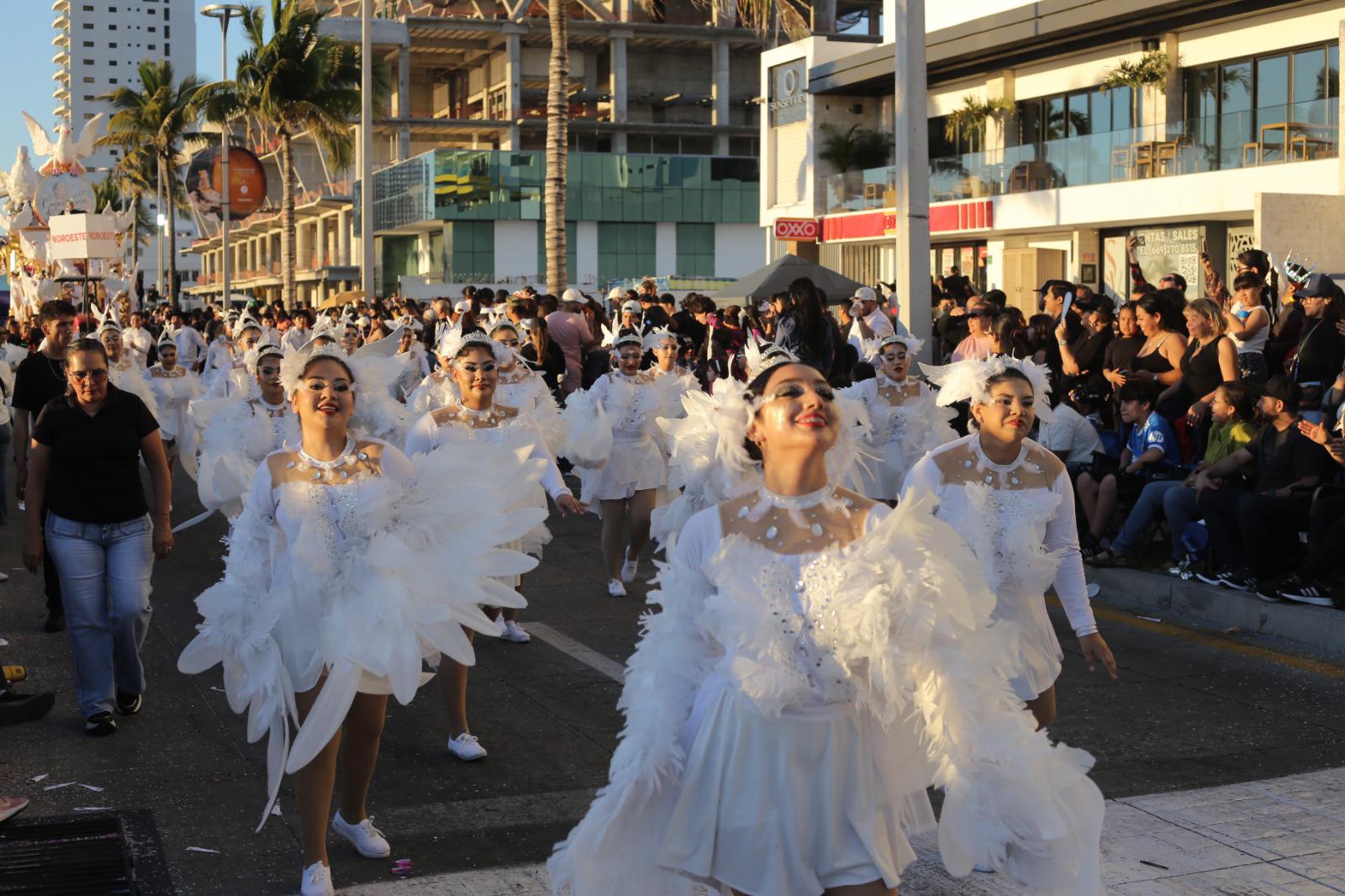 $!A la sombra del atardecer, cierra Mazatlán su Carnaval con un emotivo desfile