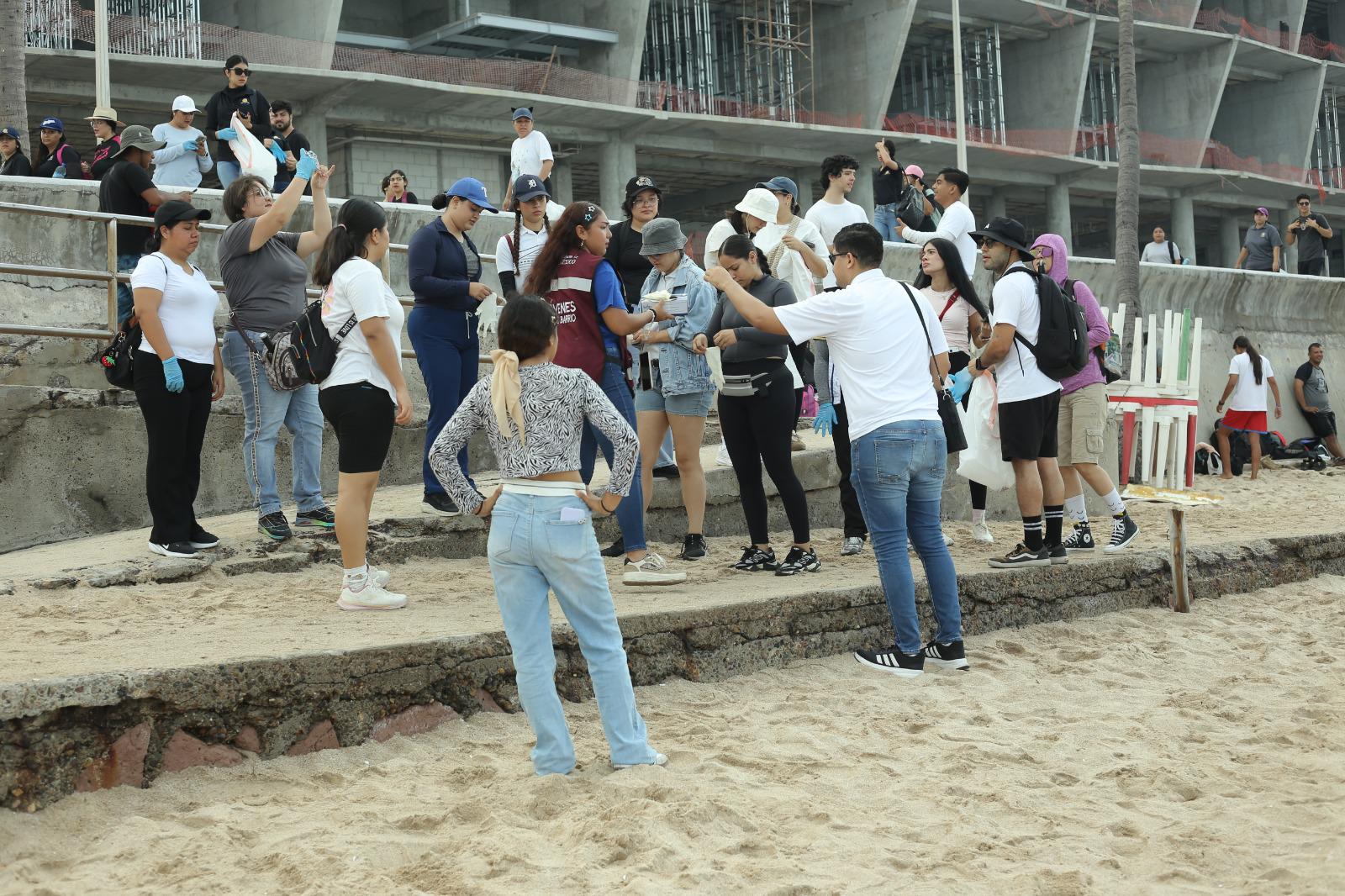 $!Alumnos de la UAS limpian playas y malecón de Mazatlán