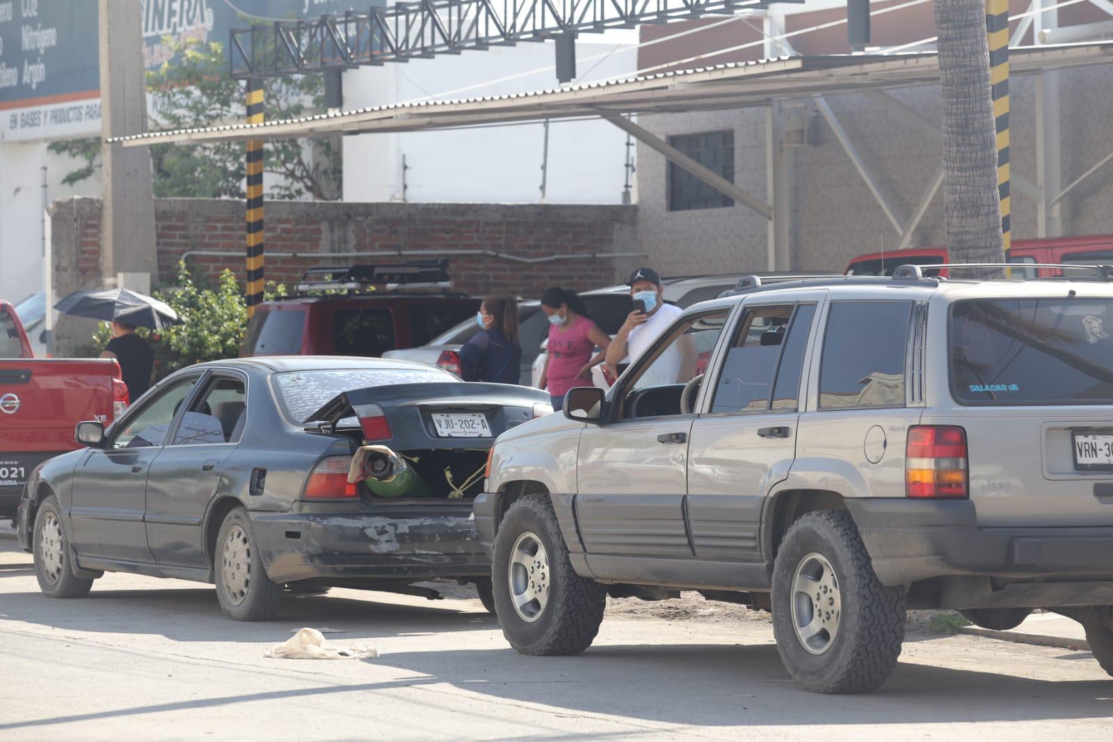 $!Familiares de pacientes con Covid-19 hacen hasta lo imposible por una ‘bocanada’ de oxígeno