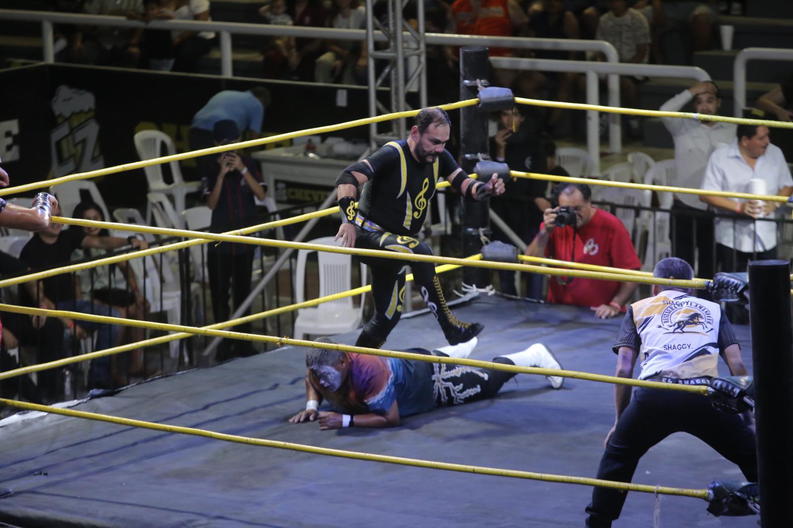 $!Artimañas permiten triunfo sobre Shocker en función de lucha libre