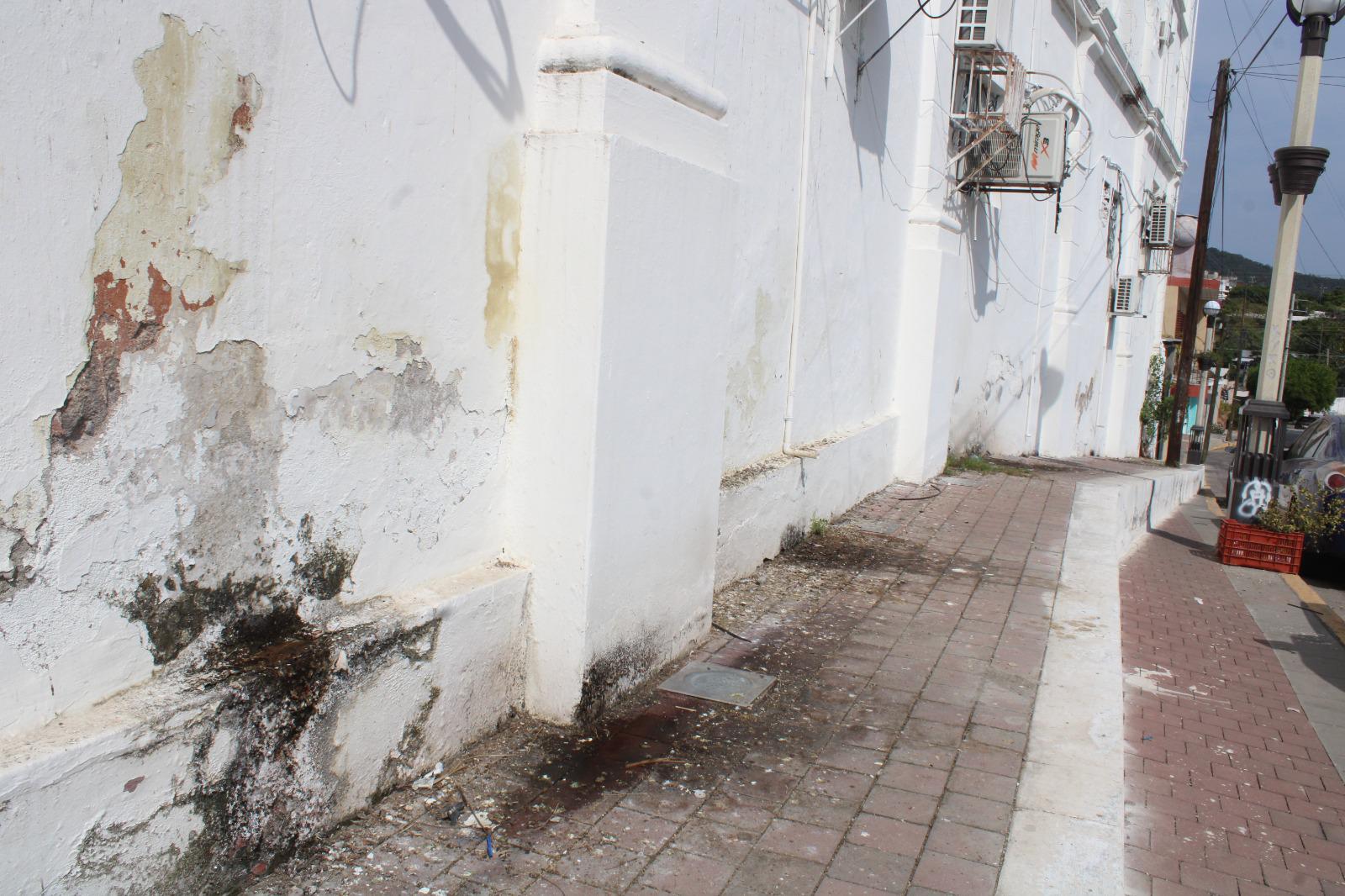 $!Decoran fachada del Ayuntamiento de Rosario; olvidan malas condiciones del resto del edificio