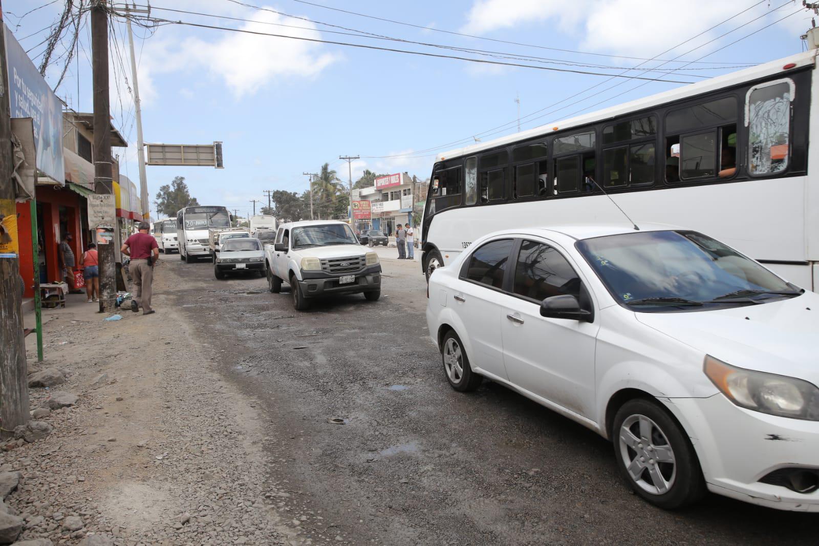 $!Se ahorcan vialidades en Mazatlán por el tráfico que genera cierre parcial de la Gabriel Leyva